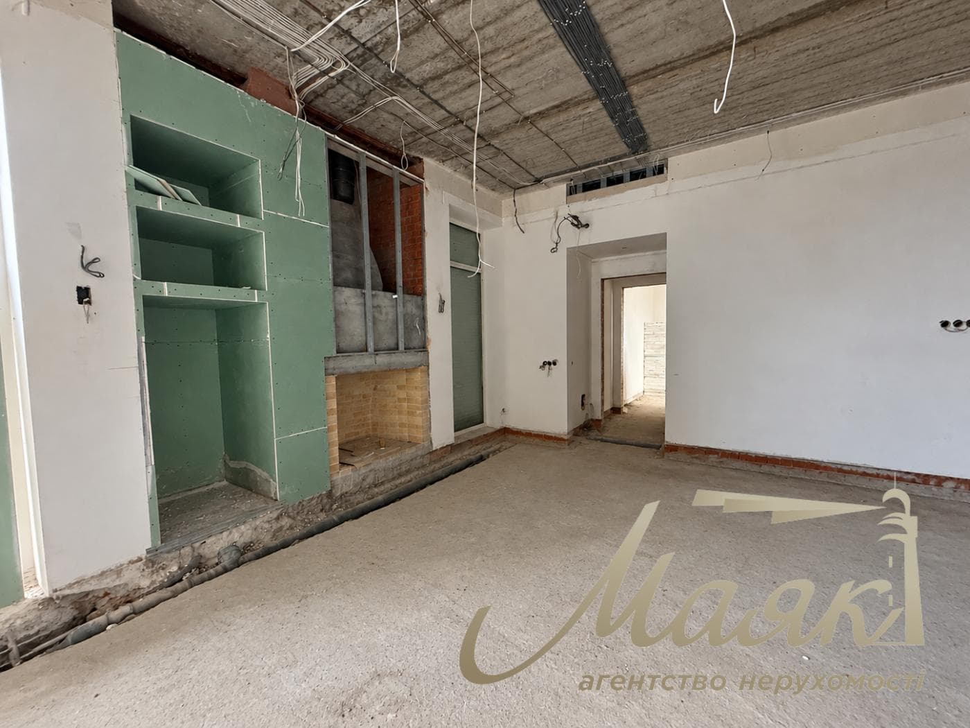 3-story house for sale, 325 m², village of Plyuty