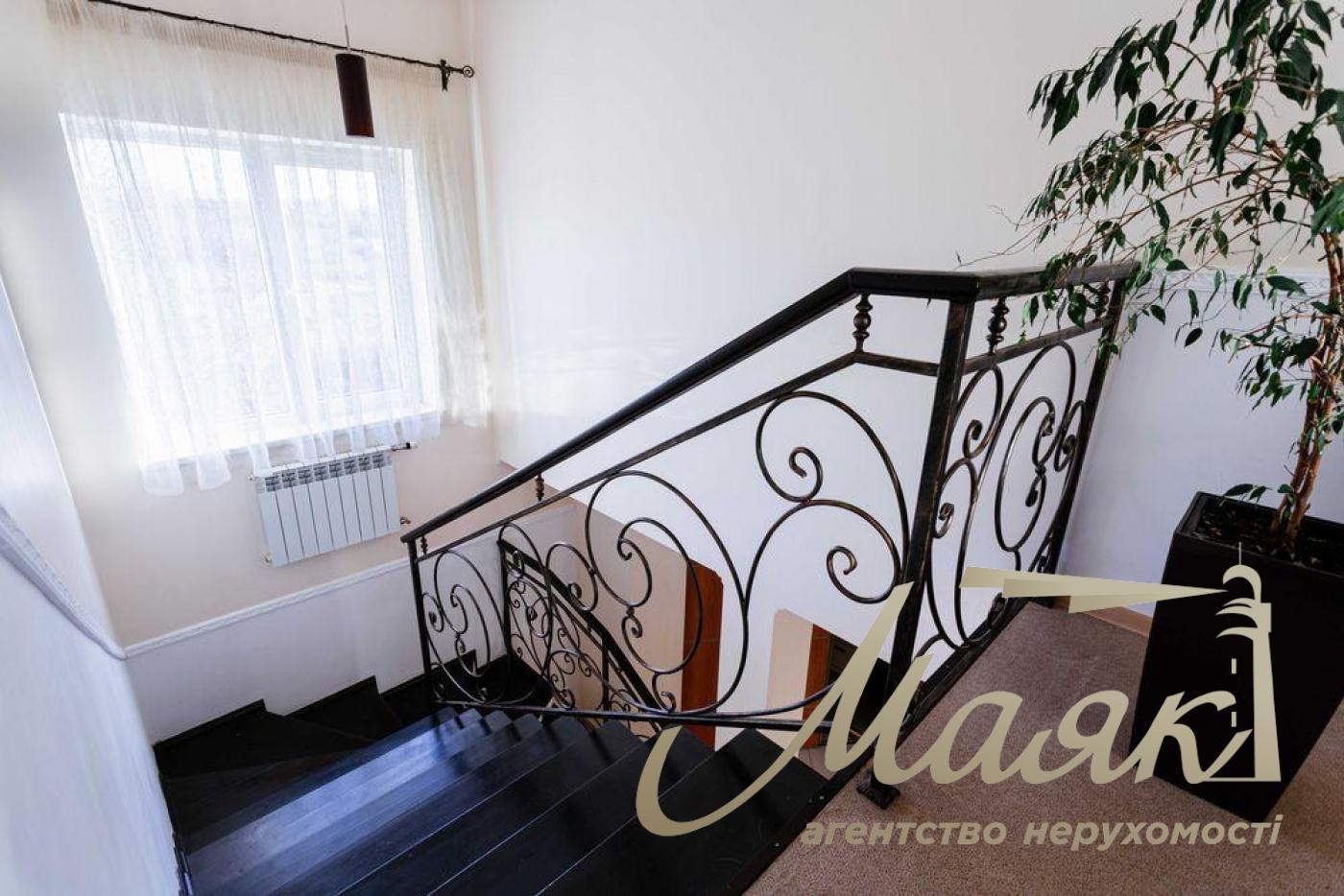 Продажа просторного дома 330м2 с бассейном, 12 соток, рядом озеро и лес в с. Романков.