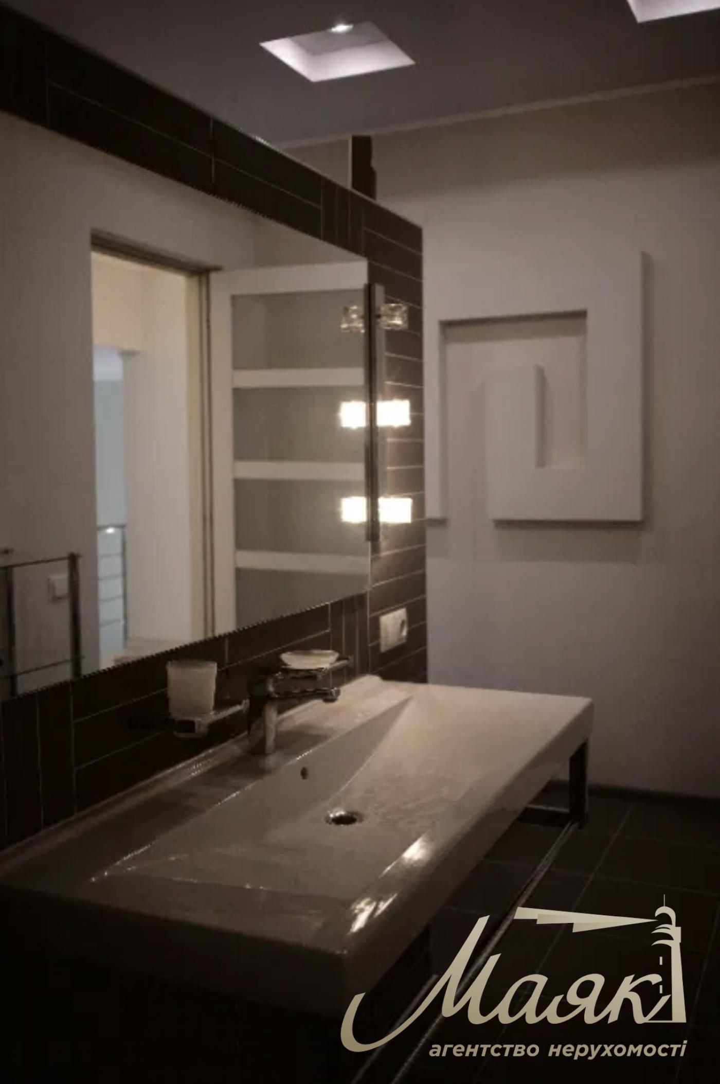 Продаж 2-х поверхового будинку 250 м², Хотів