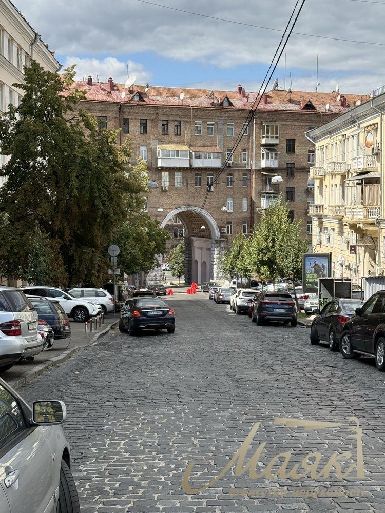 For sale premium apartment 75m2 in the very center of Kiev - Lutheranskaya Street, 7/10 (next to the Arch and Khreshchatyk).