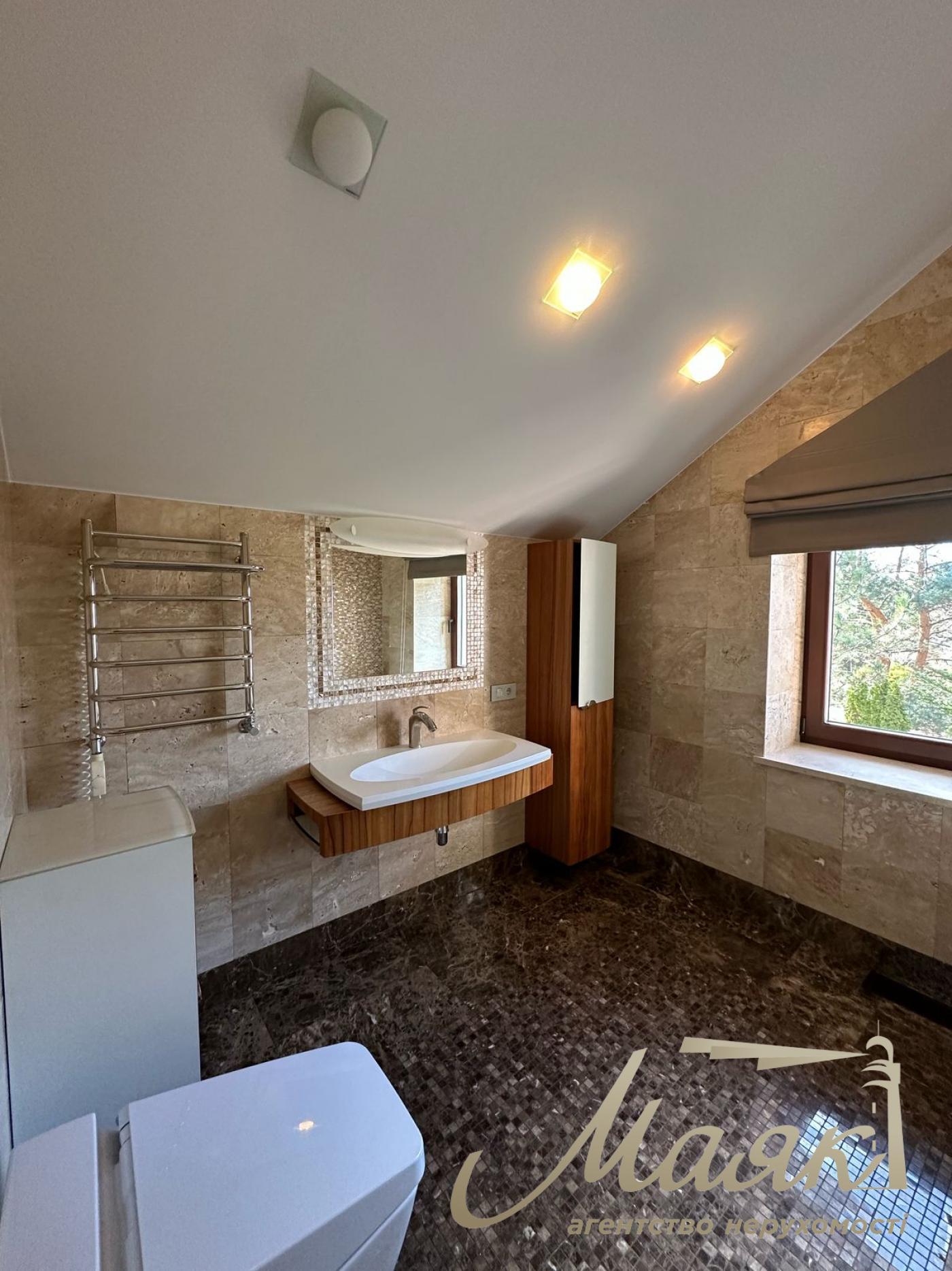 Пропонується до продажу будинок у лісовій зоні в селі Гореничі - в екологічно чистому місці серед сосен, поруч з озерами.