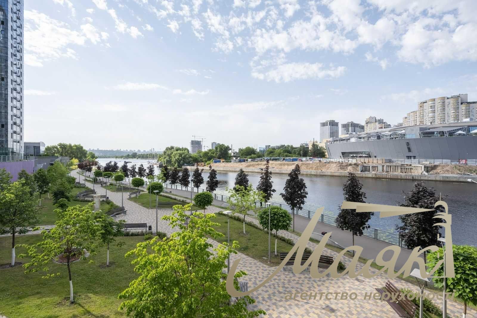 Продажа коммерции 212м2 под кафе, ЖК River Stone