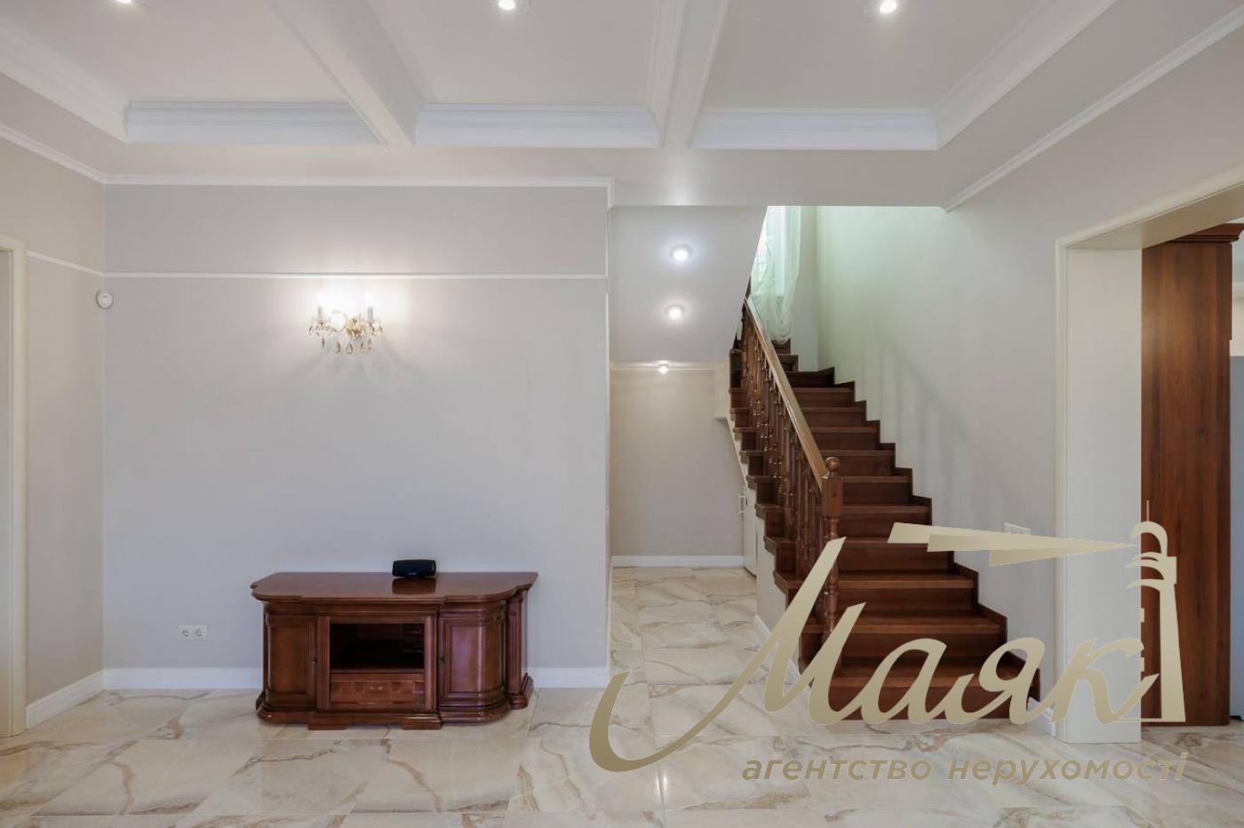 Аренда 2-х этажного дома 240м2, Голосеевский район, Чапаевка.