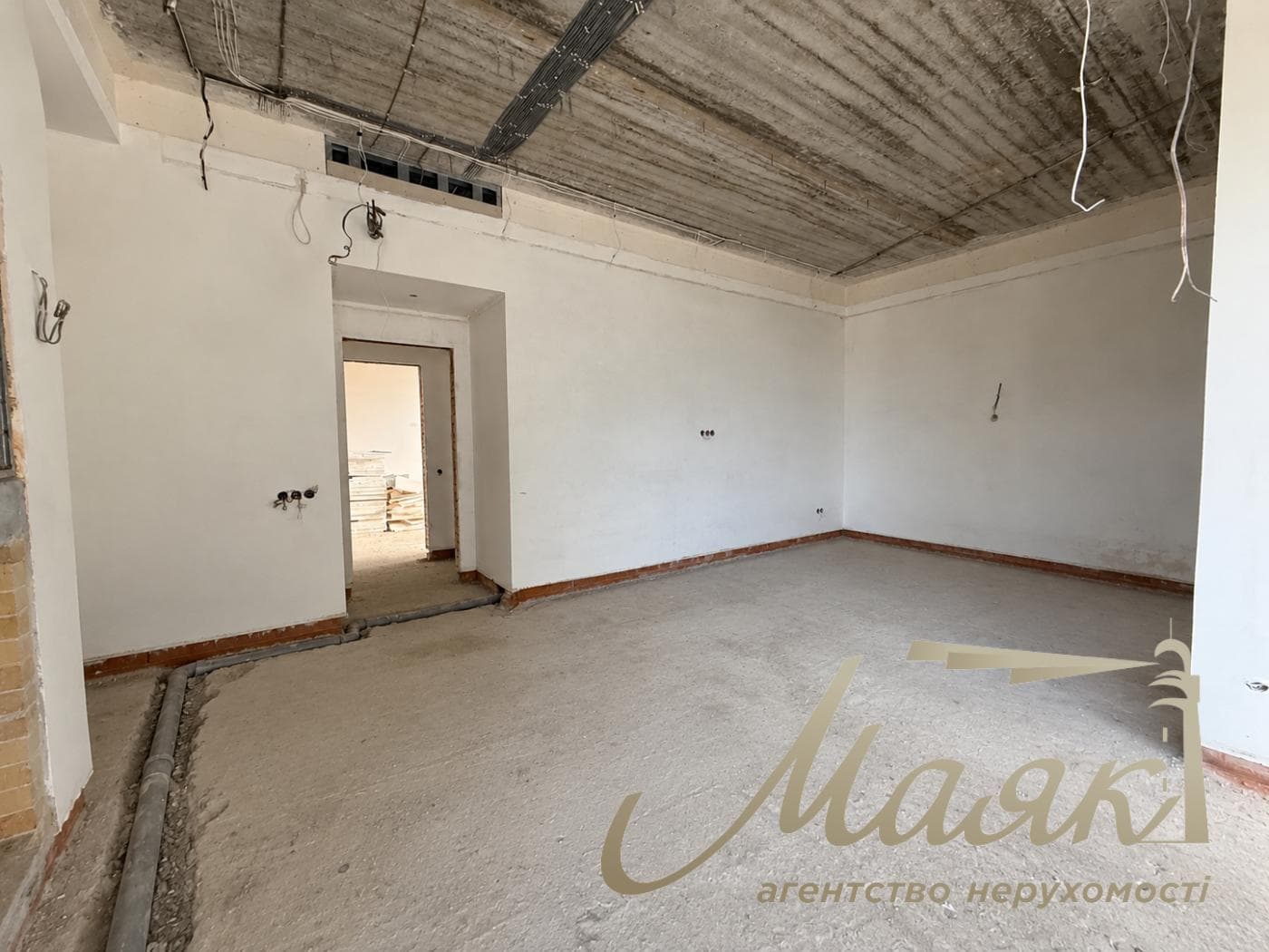3-story house for sale, 325 m², village of Plyuty