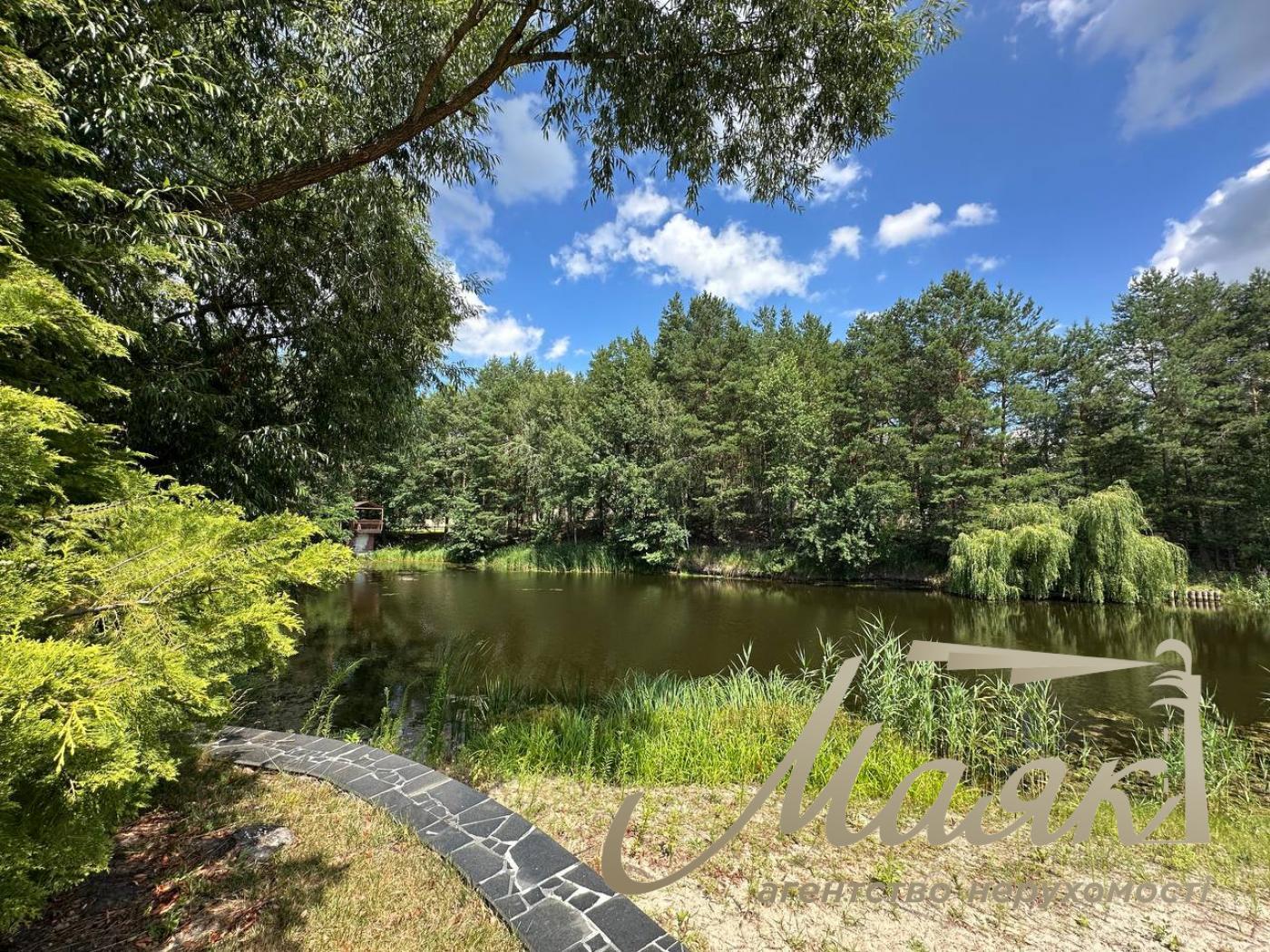 Оренда резиденції з двох будинків на 60 сотках землі в Хуторі Мриги, Голосіївський район, Київ.