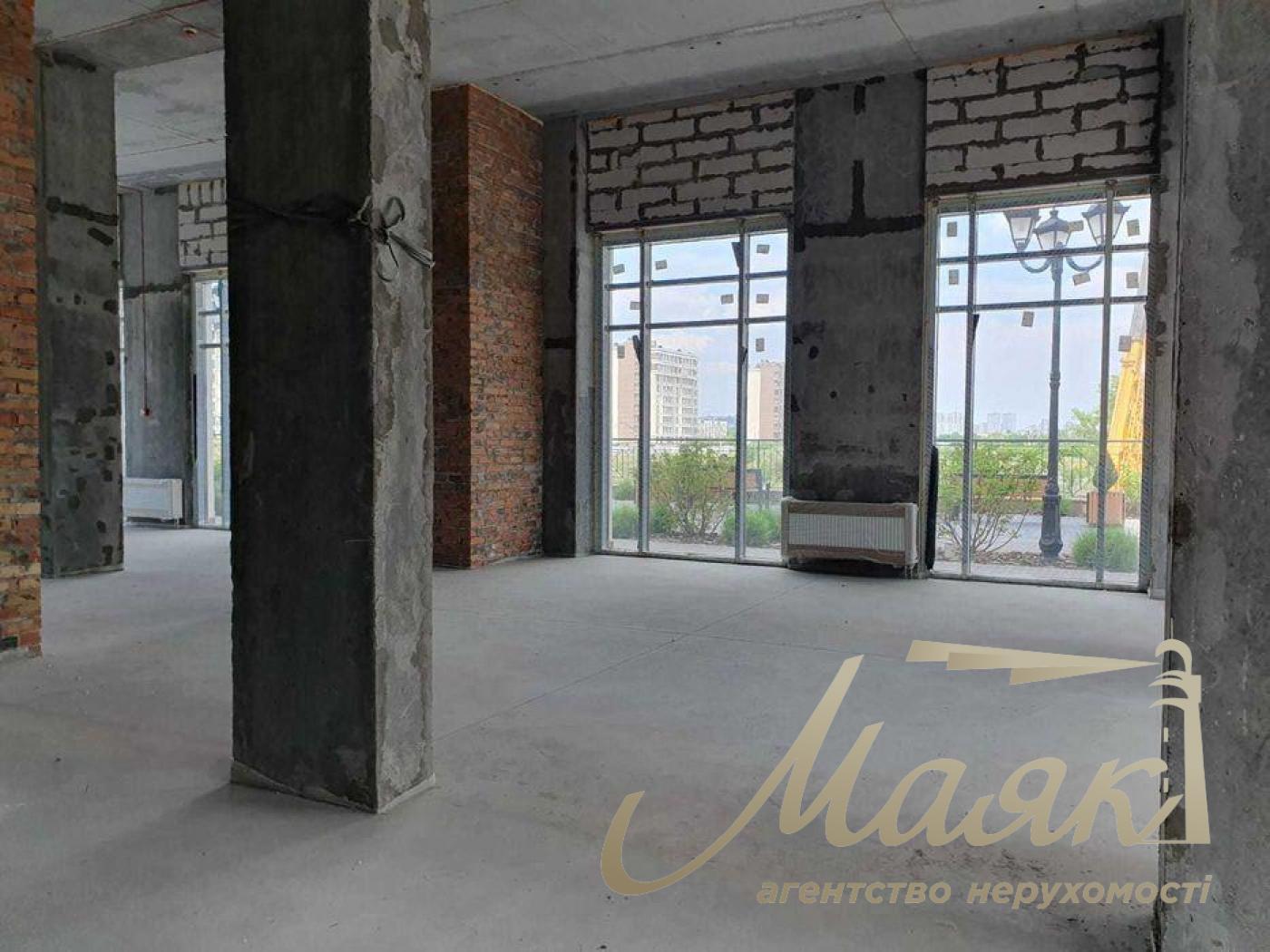 Sale of commercial facade premises (164m2) in the New England residential complex