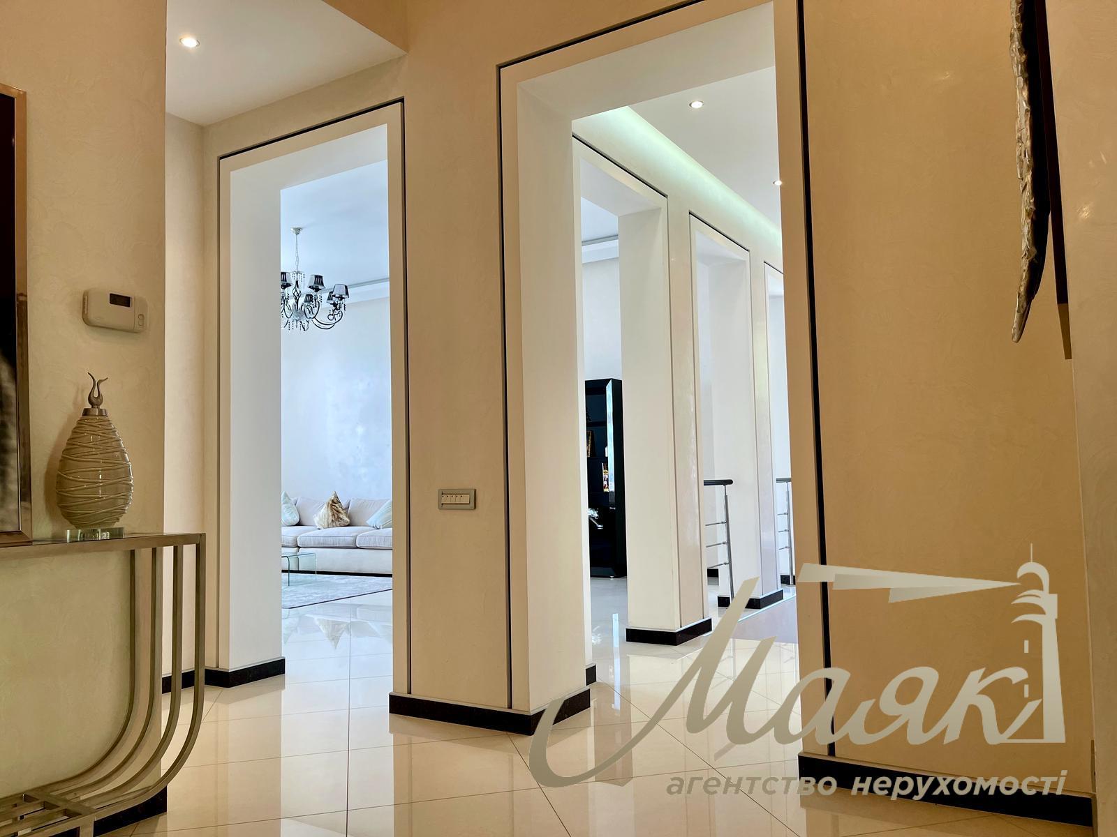 Оренда двоповерхового будинку 435 м² у с. Лісники, КМ "Зелений Гай".