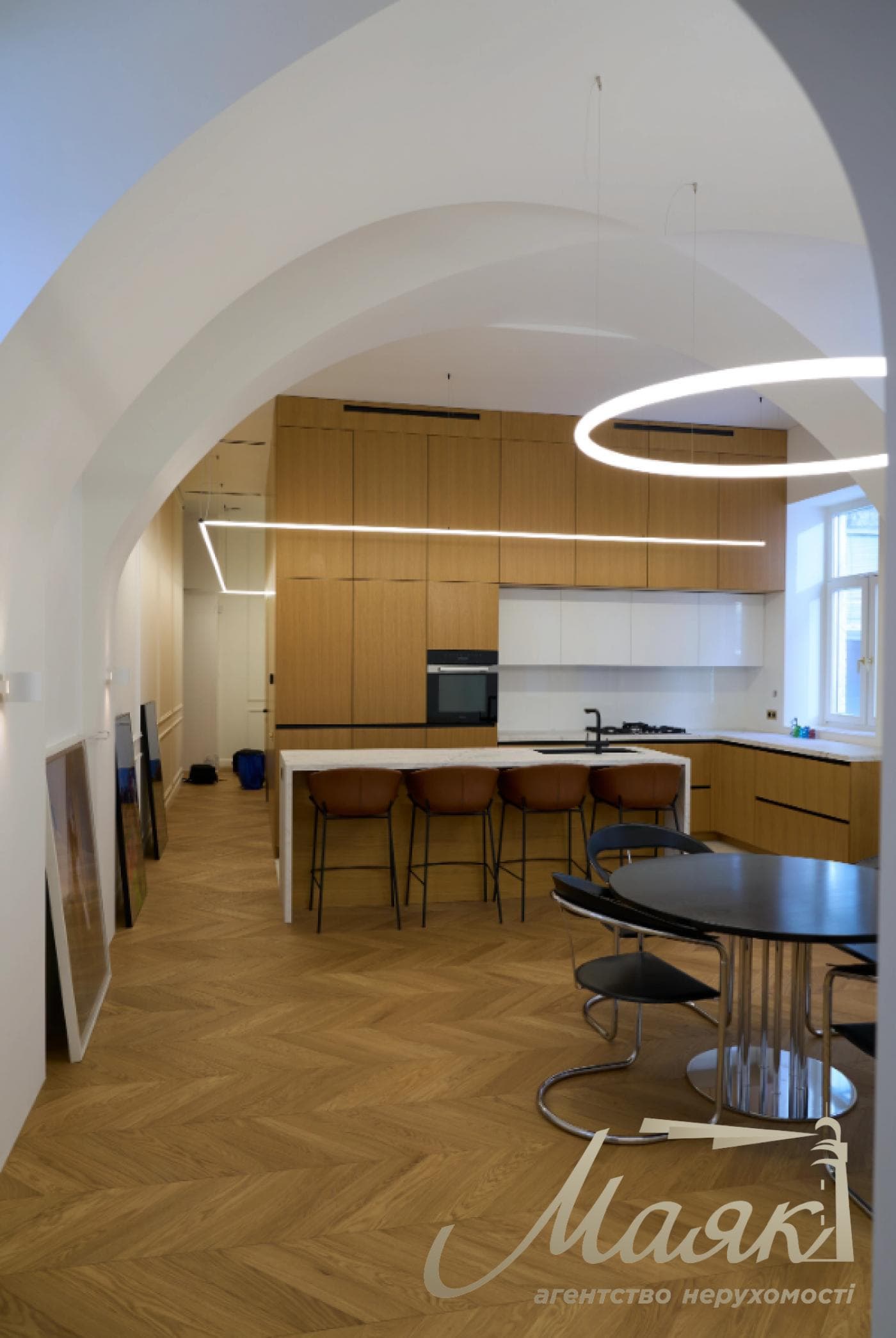 Rent 4-room apartment, stm. University, Ivan Franka str., 42, Center, Kiev