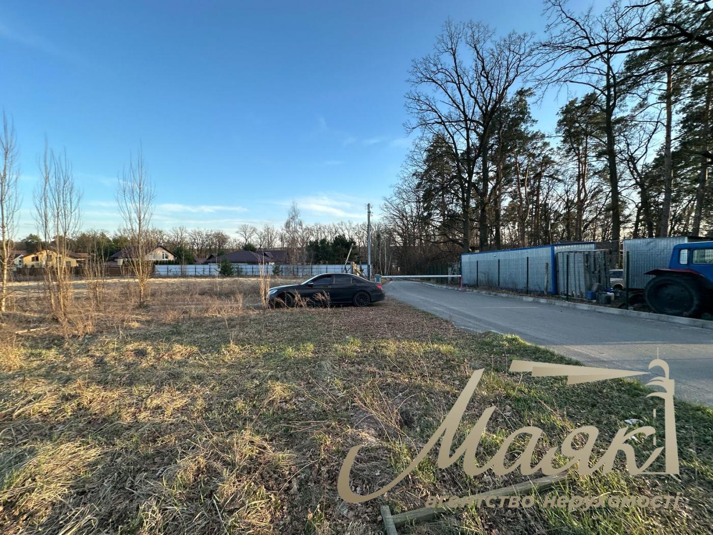 Sale of a plot of land in the forest in the town. village Kruglik.