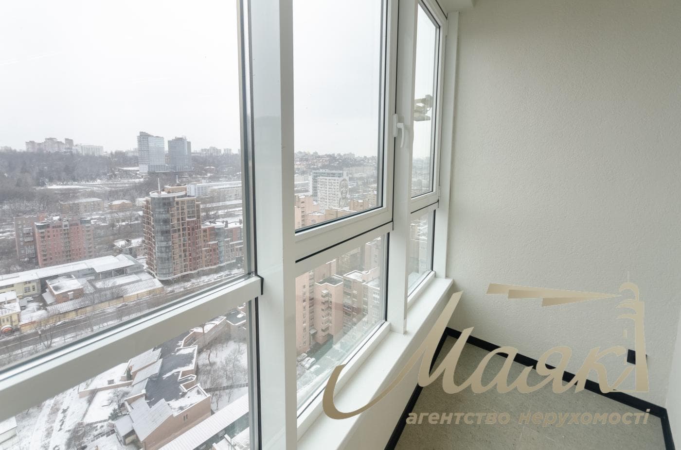 Office for rent 172m2 in Vladimirsky Residential Complex at 109 Antonovicha Street.
