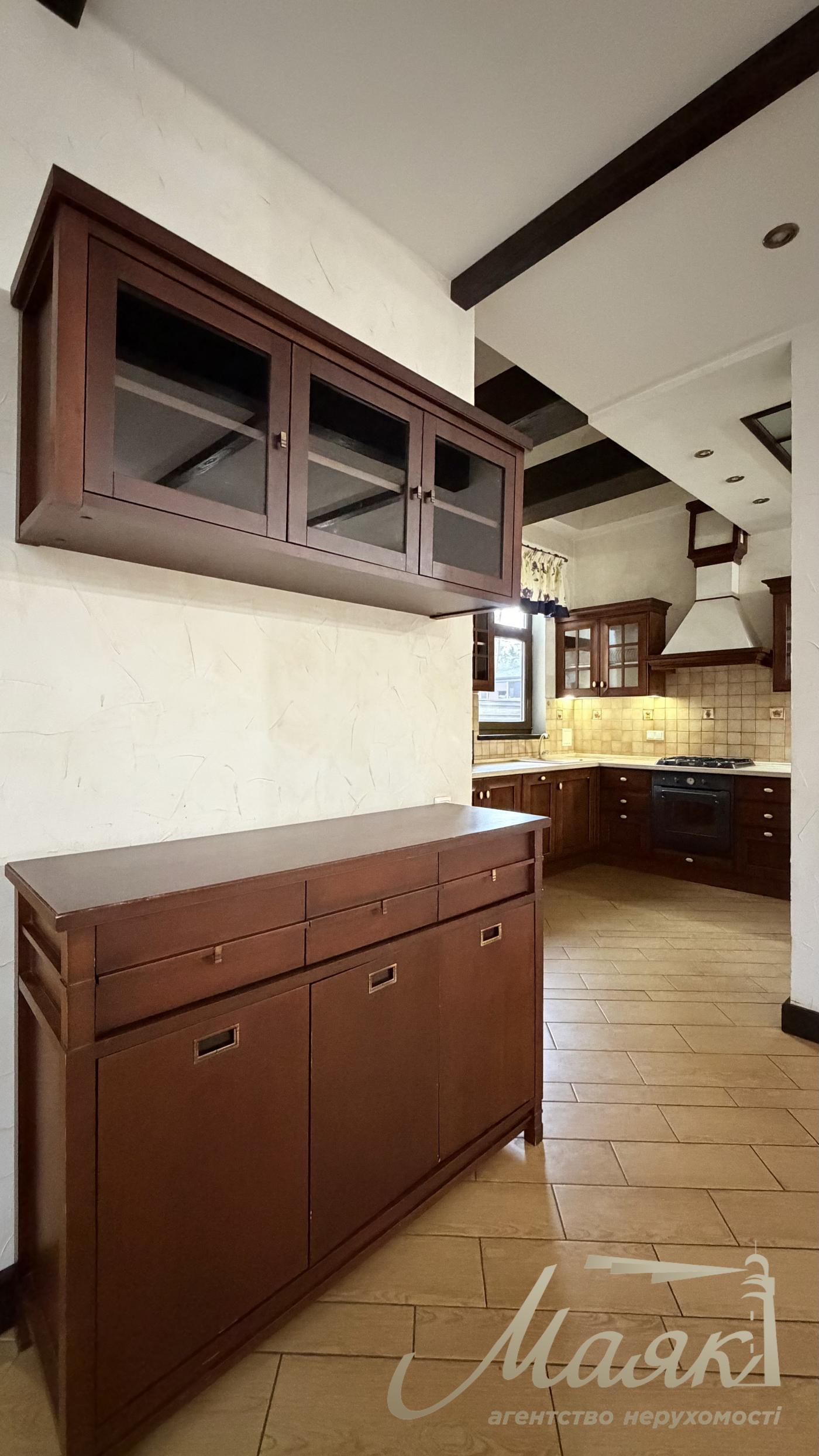 Оренда будинку К.Заспа, Козин, Плюти, оренда будинку в містечку, басейн, ліс, охорона