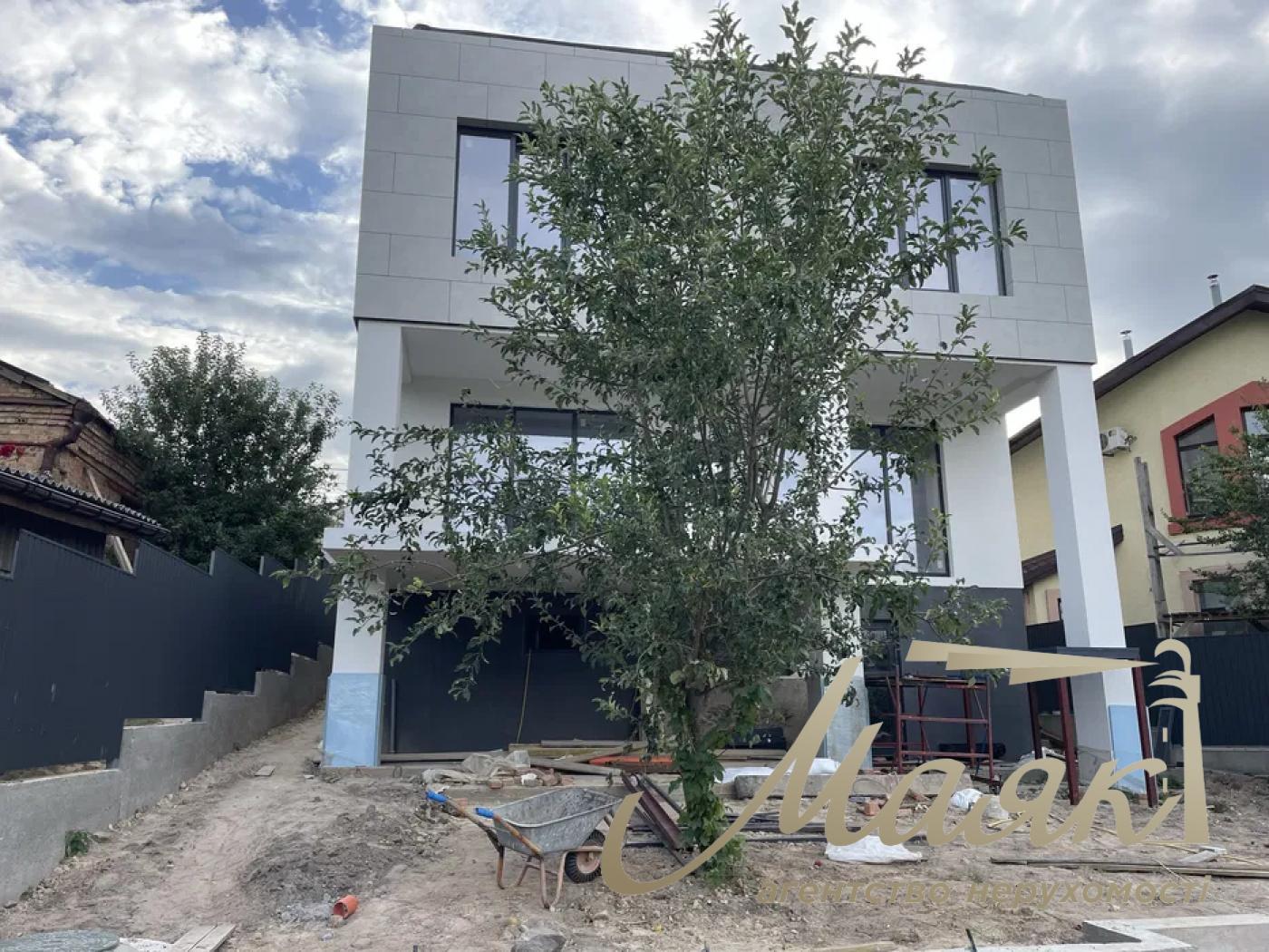 Продаж будинку з бомбосховищем у стилі Hi-Tech у Голосіївському районі