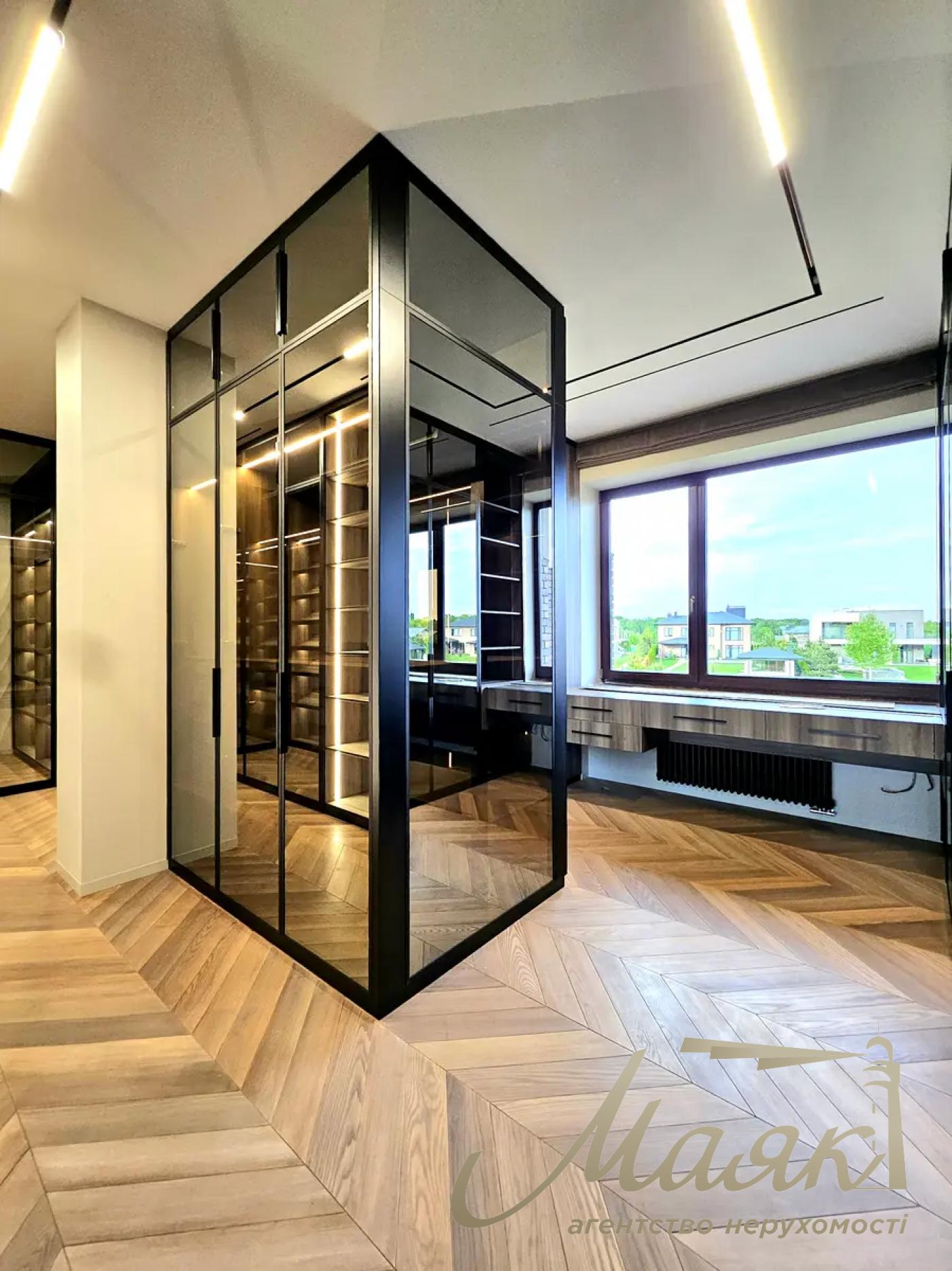 Rent a house 340 sq.m. with its own bank with. Romankov