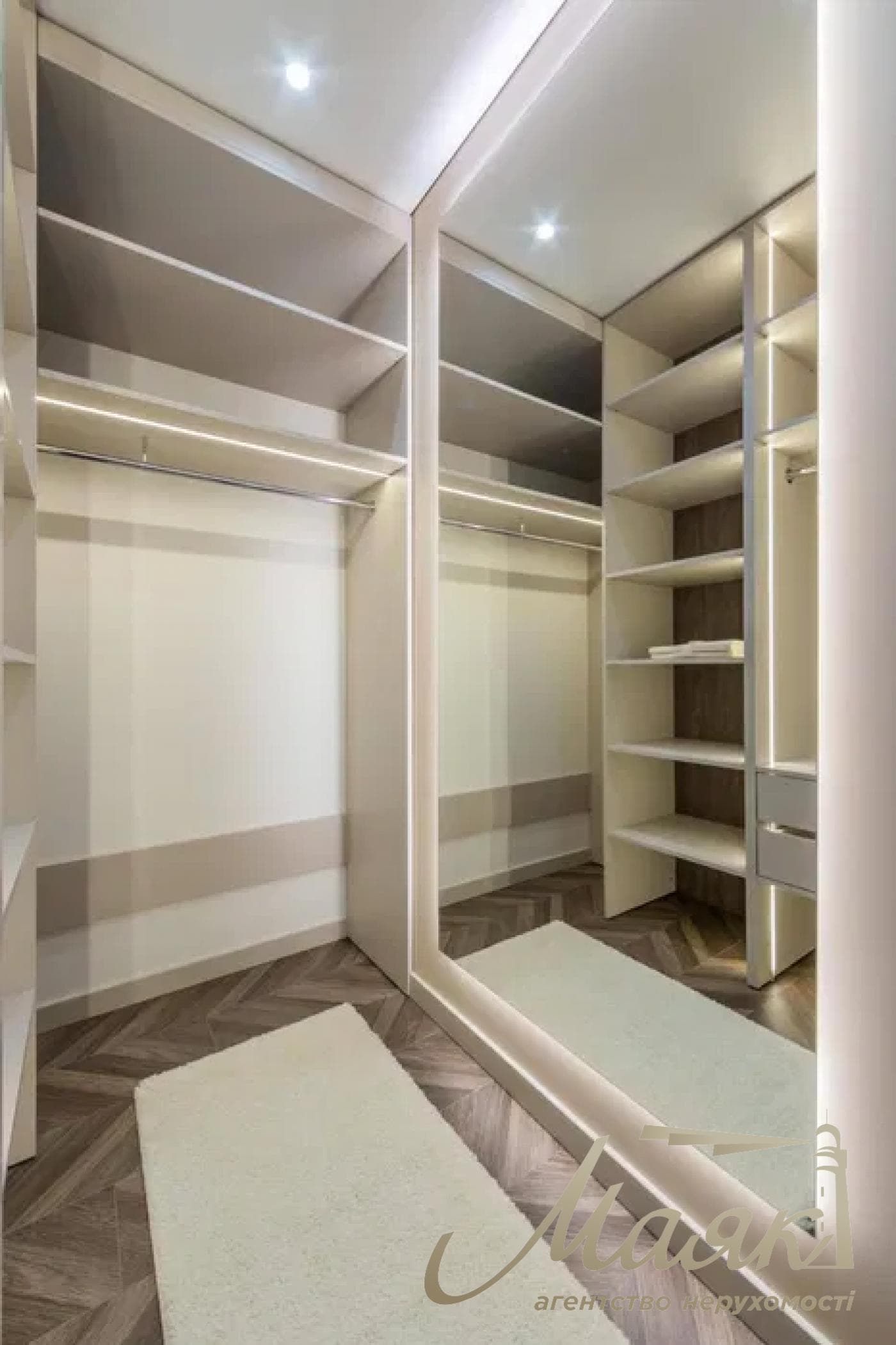For sale 3-bedroom apartment in LCD "New England", Maksimovicha str.