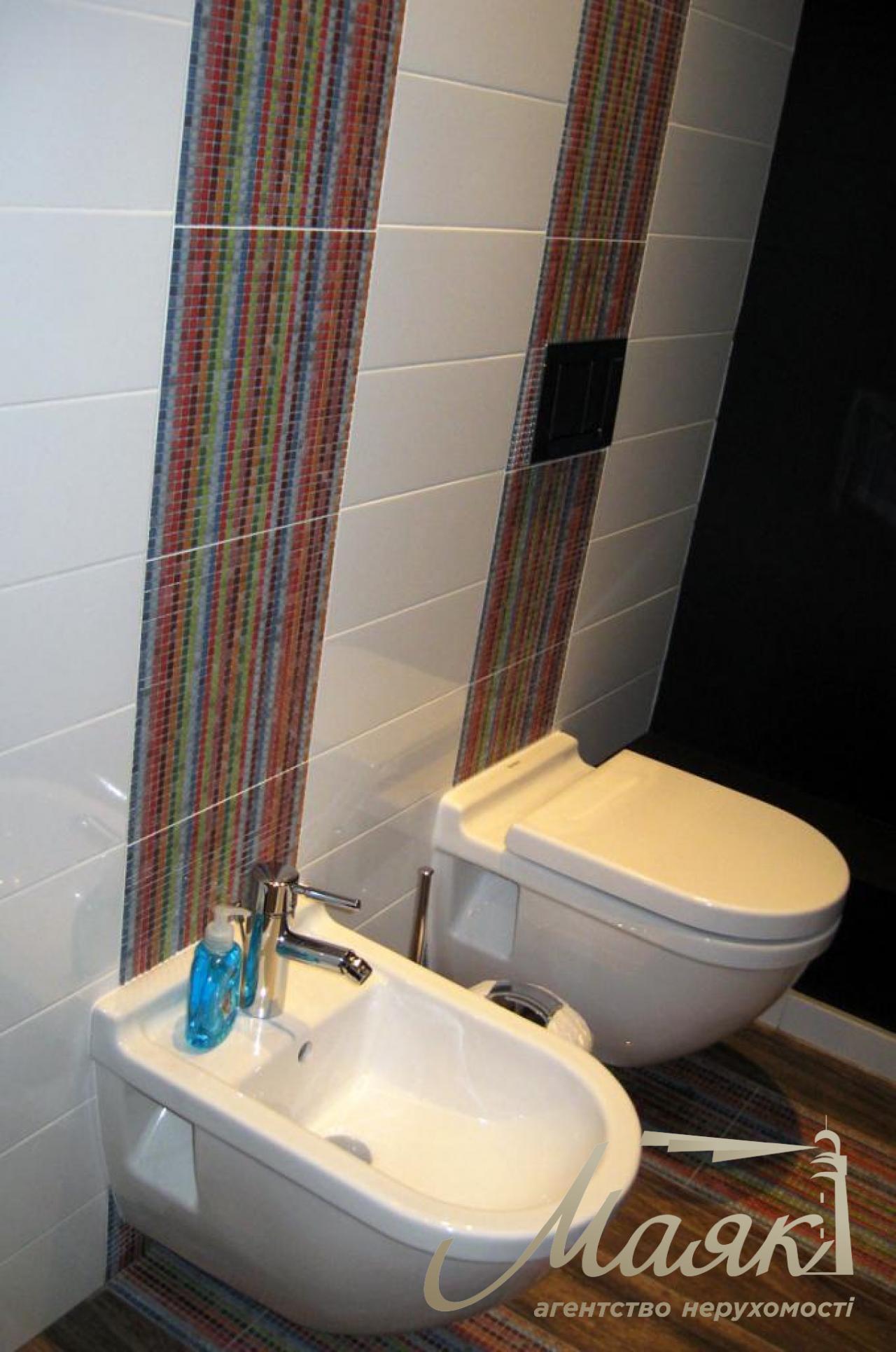 For sale is a respectable office of 178 sq.m. near Mariinsky Park on Grushevskogo Street 9A!