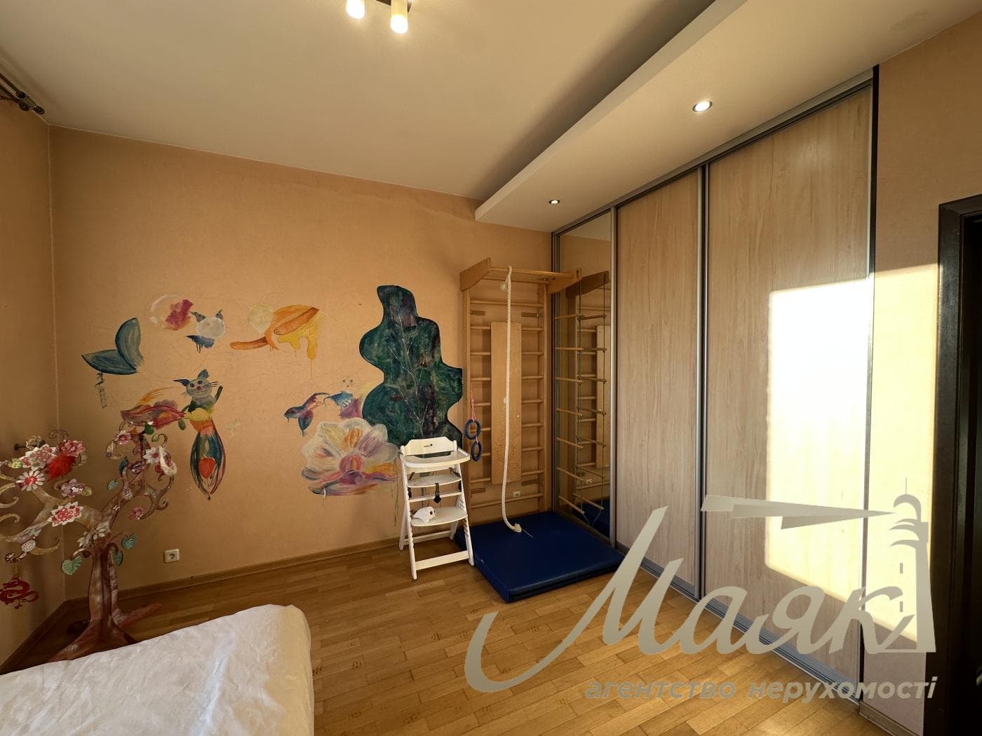 3-bedroom apartment (122 m²) for rent at 10-A Ivasyuka Ave.
