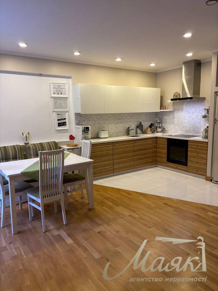 Продаж просторої 2-кімнатної квартири 86 м², ЖК Комфорт Таун, Дніпровський район, Київ.