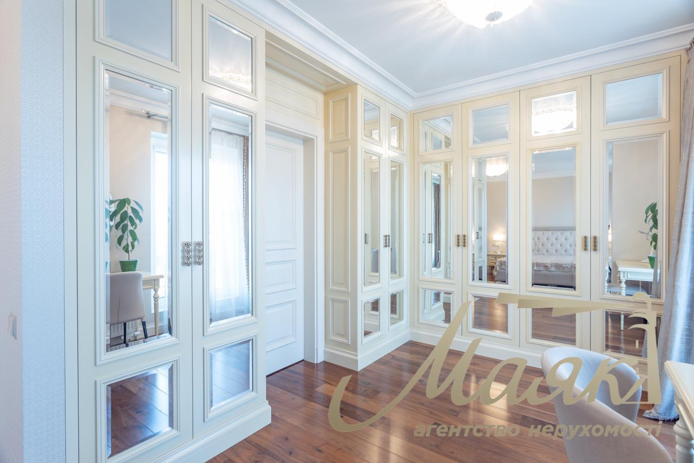 Sale 4k apartment with parking place in LCD Zverinetskyi, Pechersk, Kiev