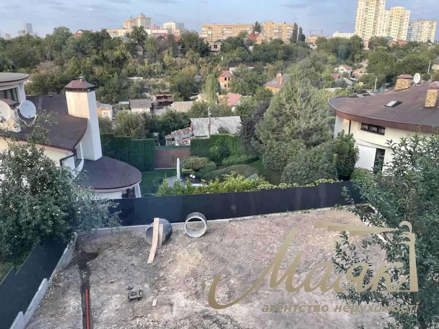 Продаж будинку з бомбосховищем у стилі Hi-Tech у Голосіївському районі