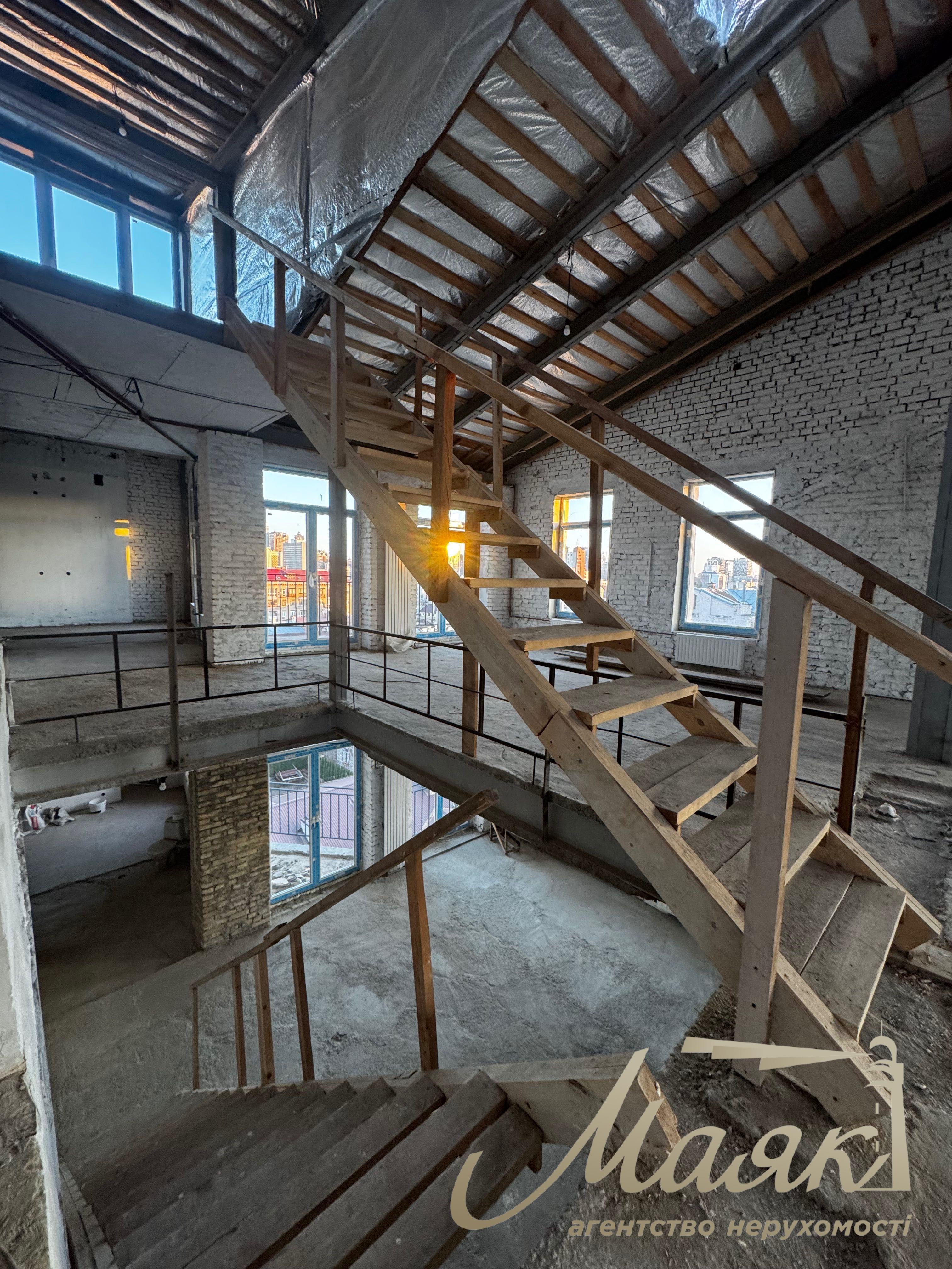 For sale penthouse with a terrace and a panorama of the center of Kiev, address: Antonovycha street 3A, area: 184 m² Pecherskiy district.