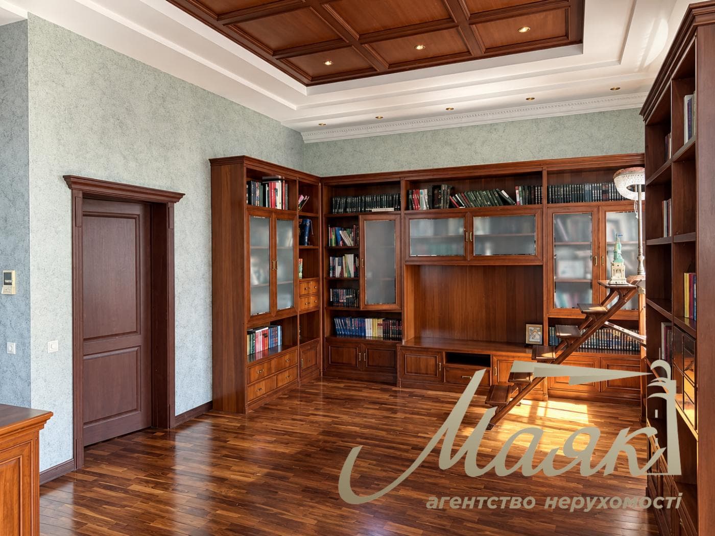 Оренда будинку площею 595 м² у с. Козин/Конча-Заспа, 30 соток, вихід до річки, сауна, басейн-купіль, Київська область, Обухівський напрямок.