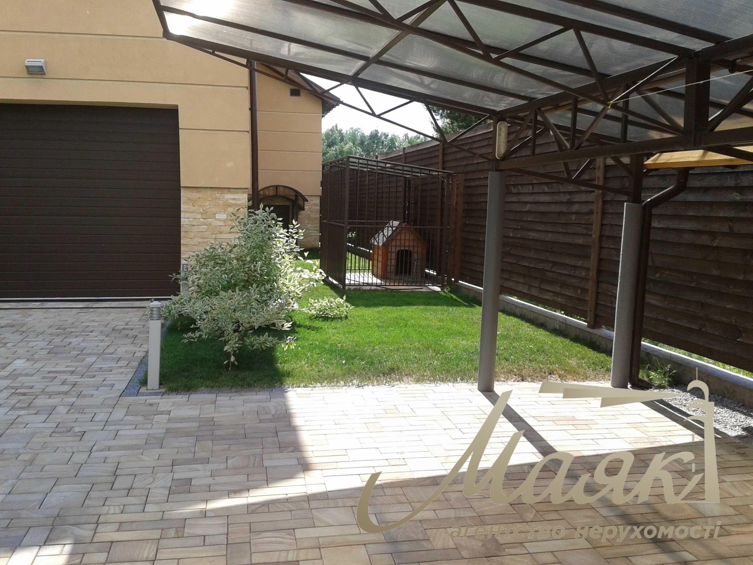 Оренда 3-поверхового котеджу (650 м²) з виходом до води, пляжем та басейном на 20 сотках