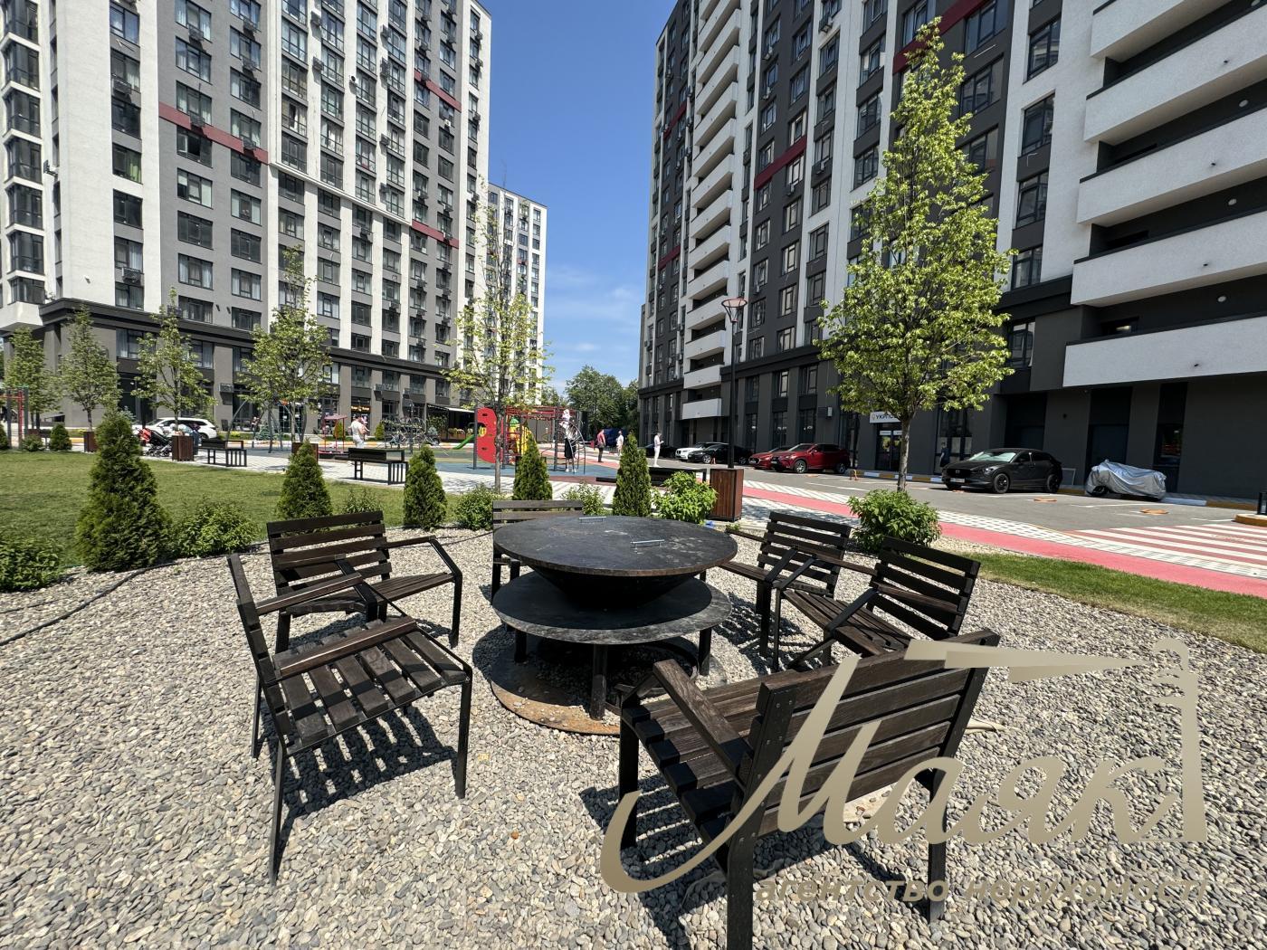 Rent of façade premises 518.3 m² in the residential complex "Suchasny Kvartal", Otradny, Solomyansky district.