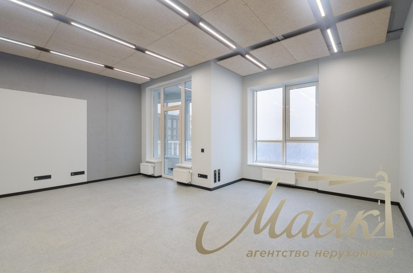 Office for rent 172m2 in Vladimirsky Residential Complex at 109 Antonovicha Street.