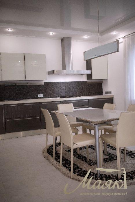 Продаж 2-х поверхового будинку 250 м², Хотів