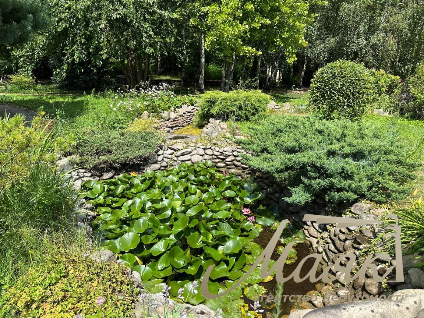 Оренда резиденції з двох будинків на 60 сотках землі в Хуторі Мриги, Голосіївський район, Київ.