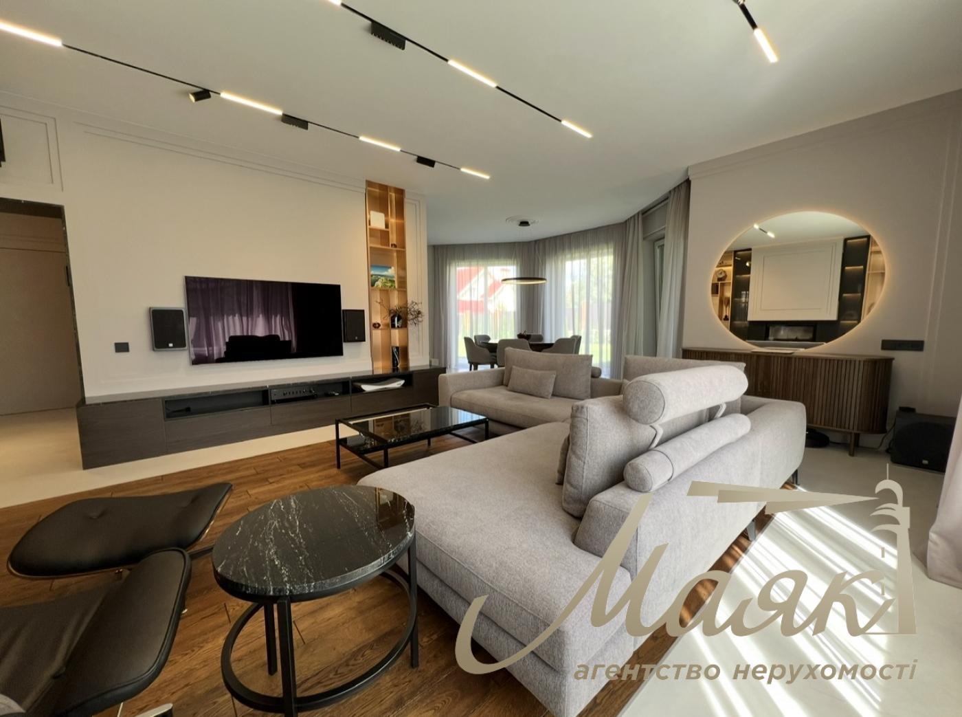 House for sale with designer renovation 356m2 in Ivankovichi