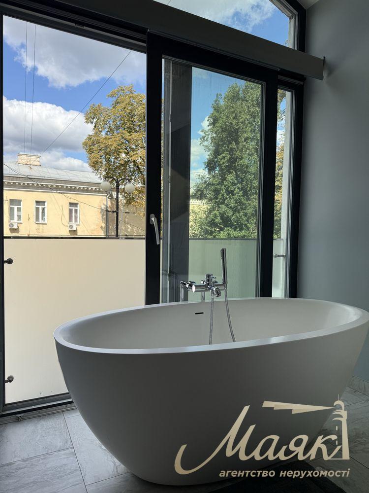 For sale premium apartment 75m2 in the very center of Kiev - Lutheranskaya Street, 7/10 (next to the Arch and Khreshchatyk).