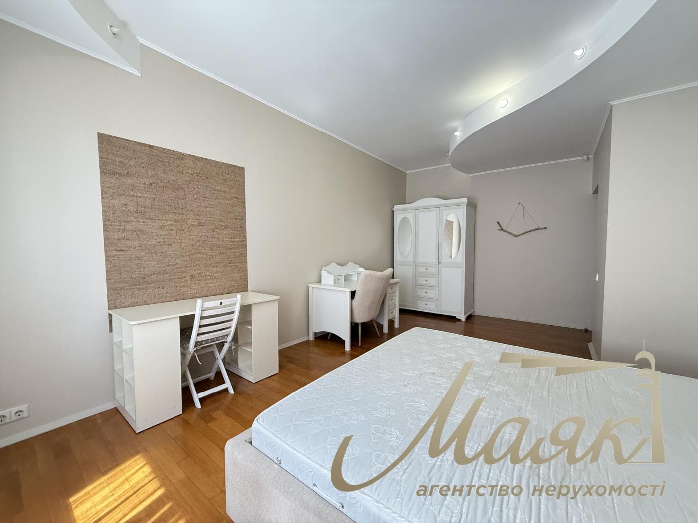 Продажа 3-х комнатной квартиры, Драгомирова, 4, Печерск, Центр!