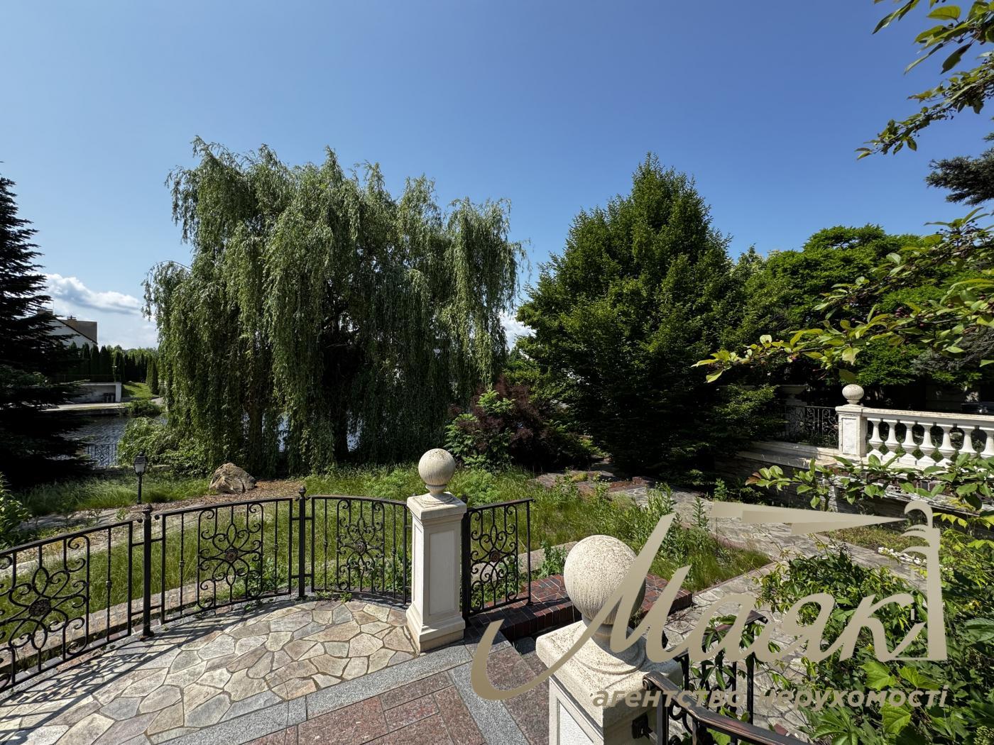 Продаж будинку біля води 1200 кв.м у Кончі-Заспі | Свій пляж і вихід до води