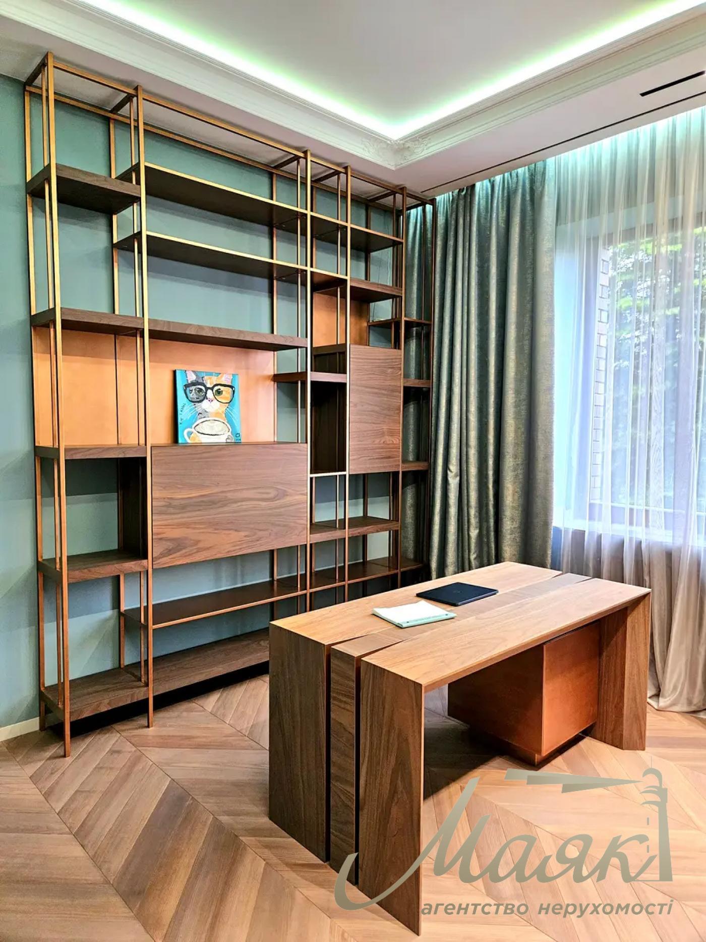 Rent a house 340 sq.m. with its own bank with. Romankov