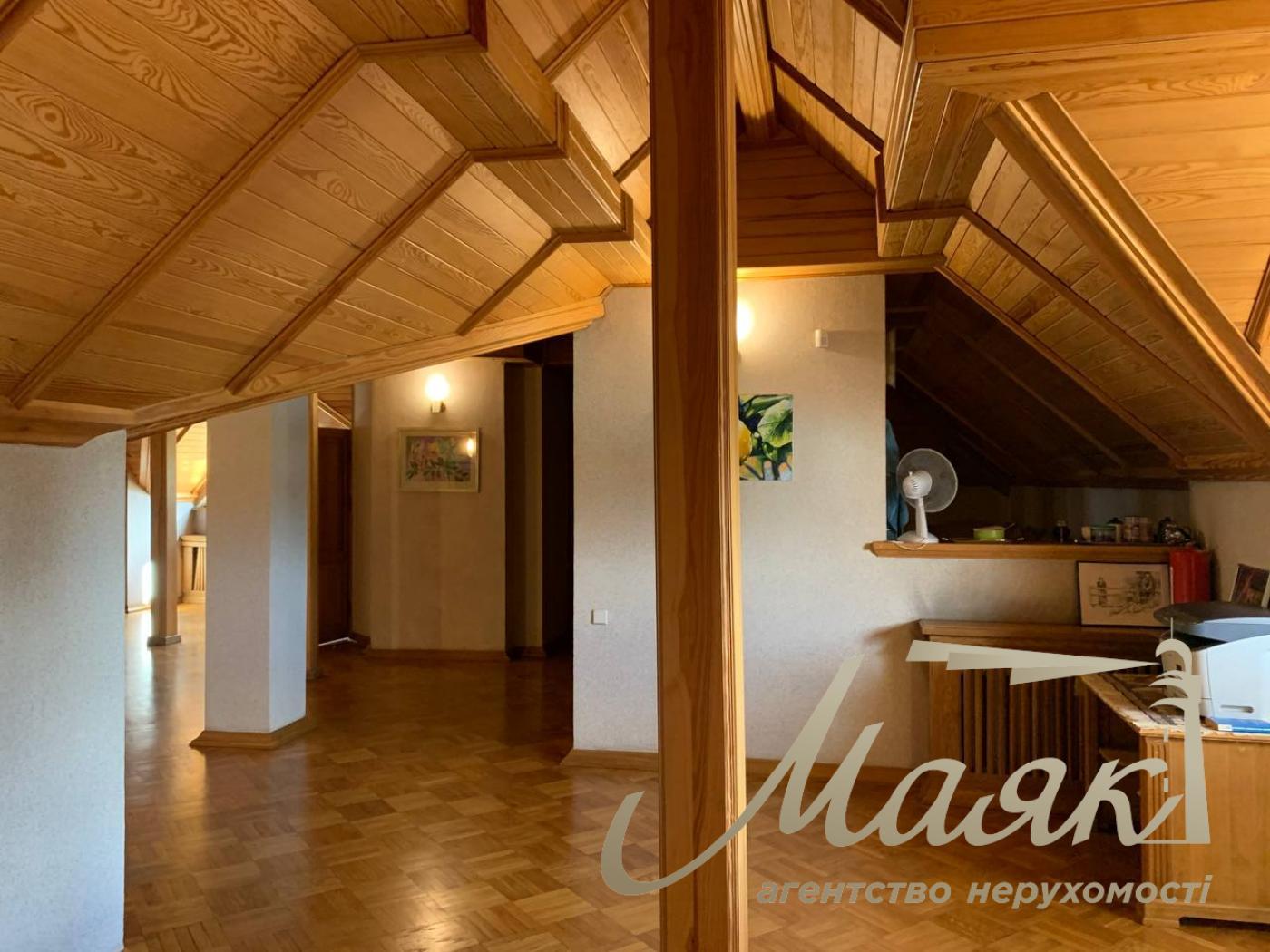 Продажа дома 800кв.м возле  Площади Шевченка