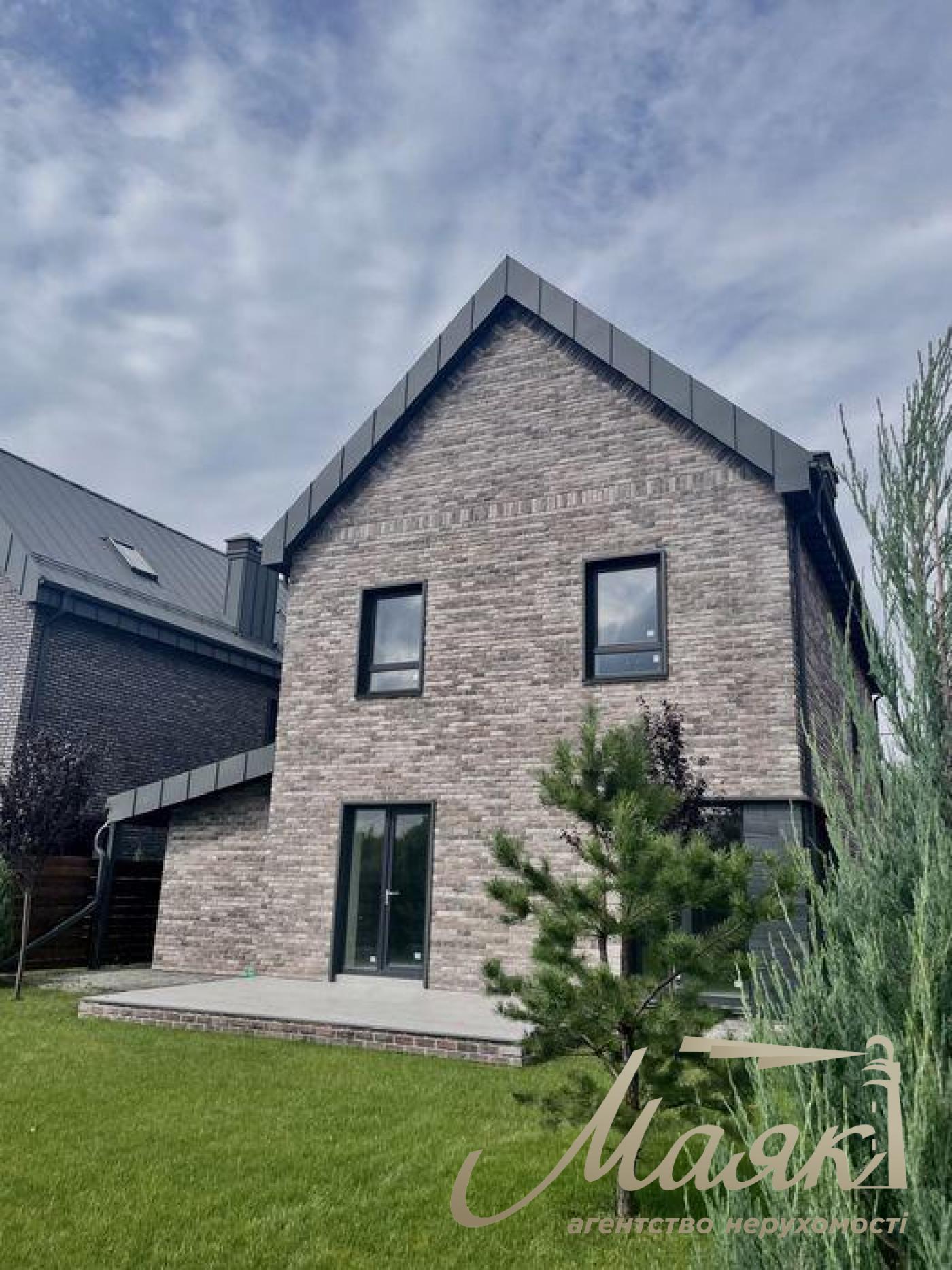 Sale of a modern house 246 sq.m. Plot 6 acres. Center. Zhulyany.