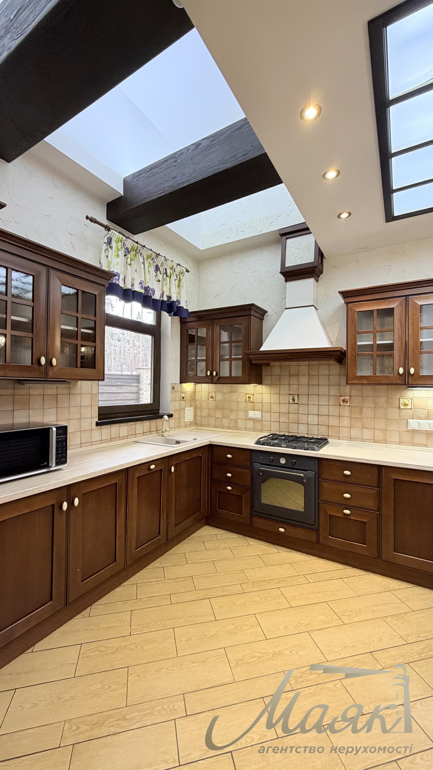 Оренда будинку К.Заспа, Козин, Плюти, оренда будинку в містечку, басейн, ліс, охорона