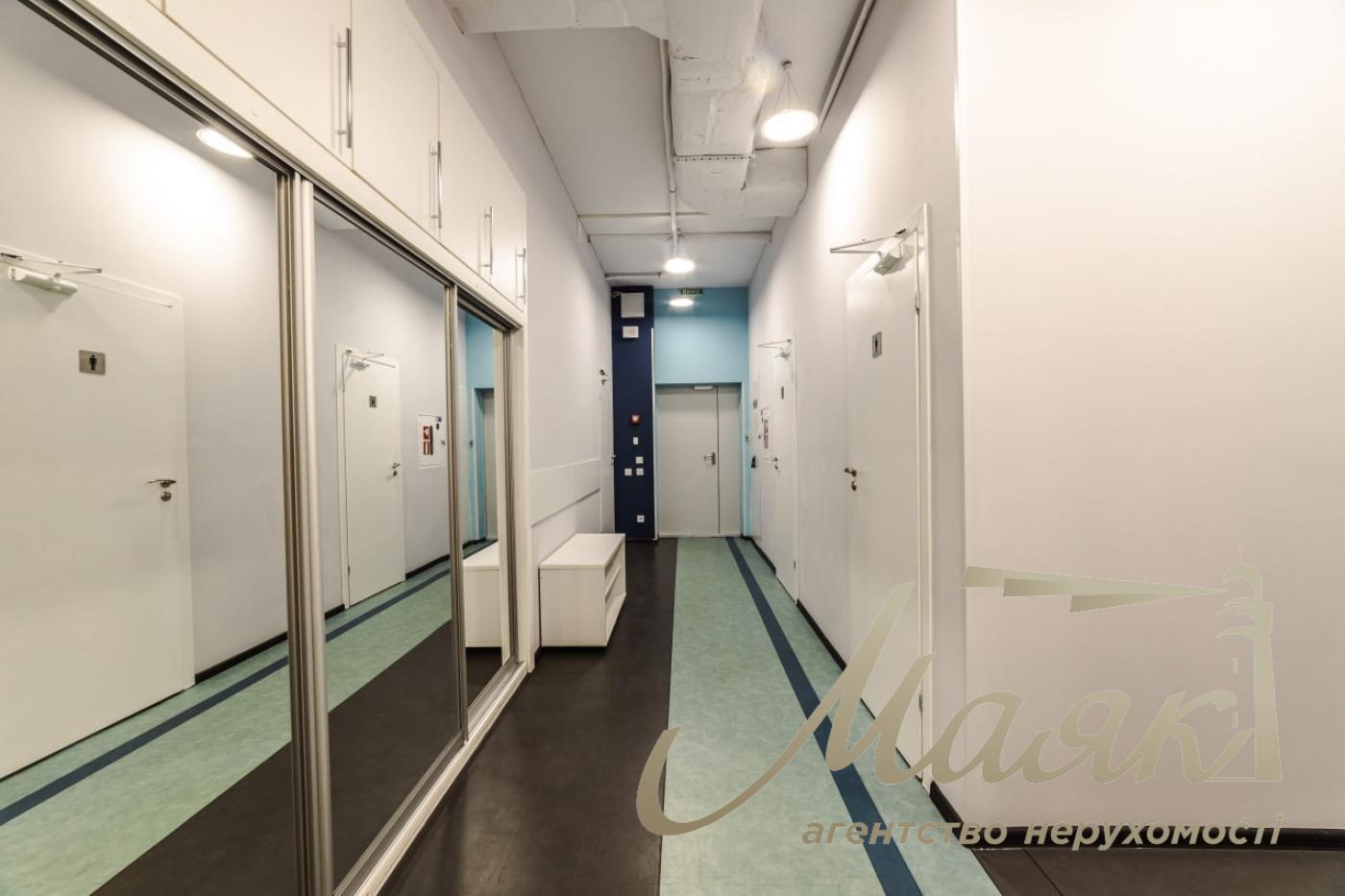 Оренда офісу 555 м2 у БЦ з ремонтом, меблями та терасою Олімпійська