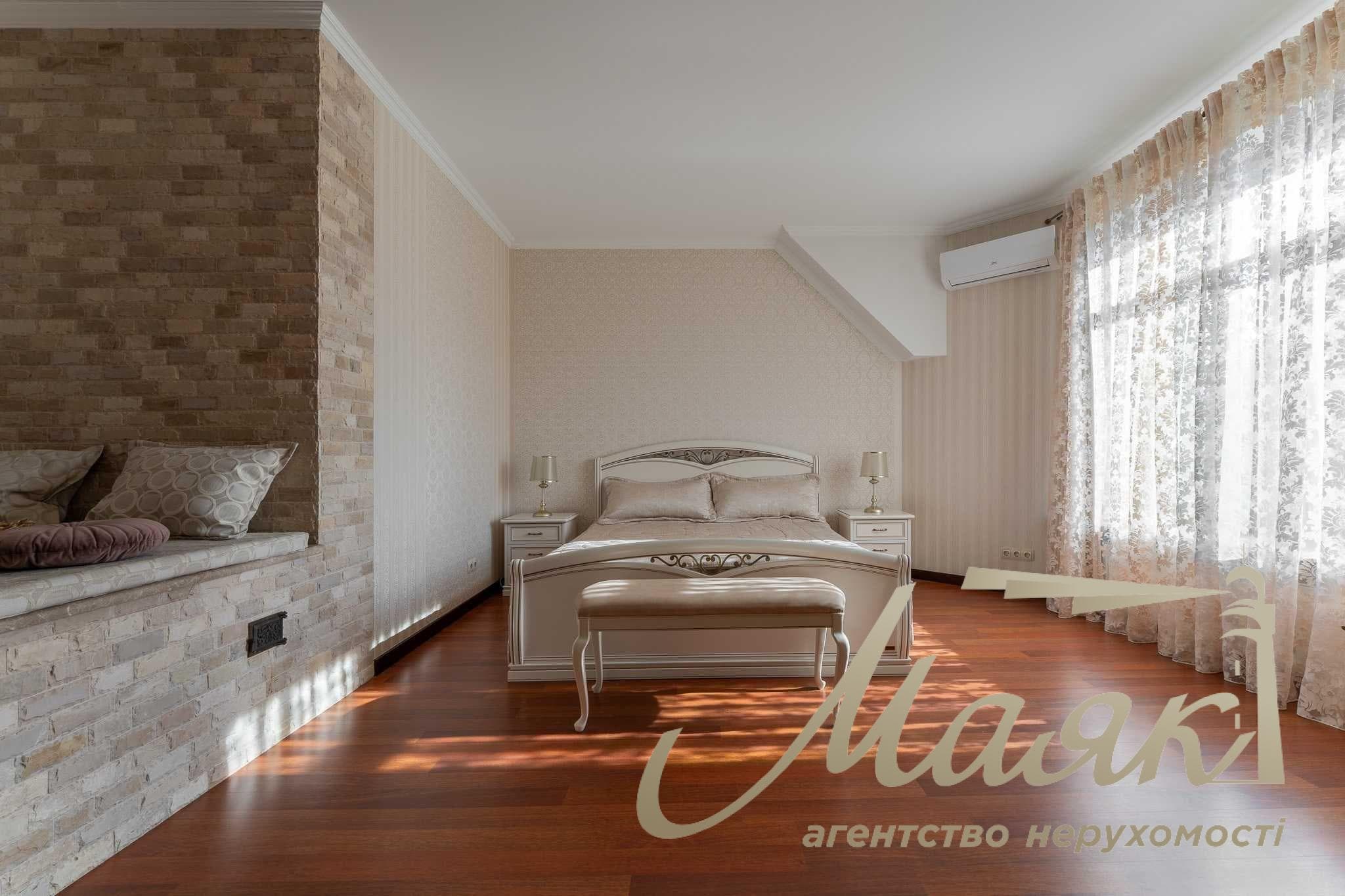 Продаж будинку/сімейної садиби площею 450 м² (2 будинки загальною площею 580 м²), земельна ділянка площею 30 соток, Чапраївка/Віта Литовська, м. Київ, Голосіївський район, 15 хвилин від станції метро «Видубичі»