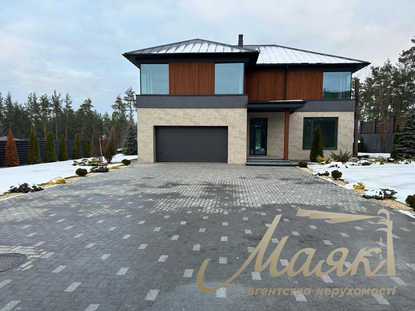 We offer for sale a modern and well-built house in the village. Khodosovka, just 10 minutes drive from Kiev