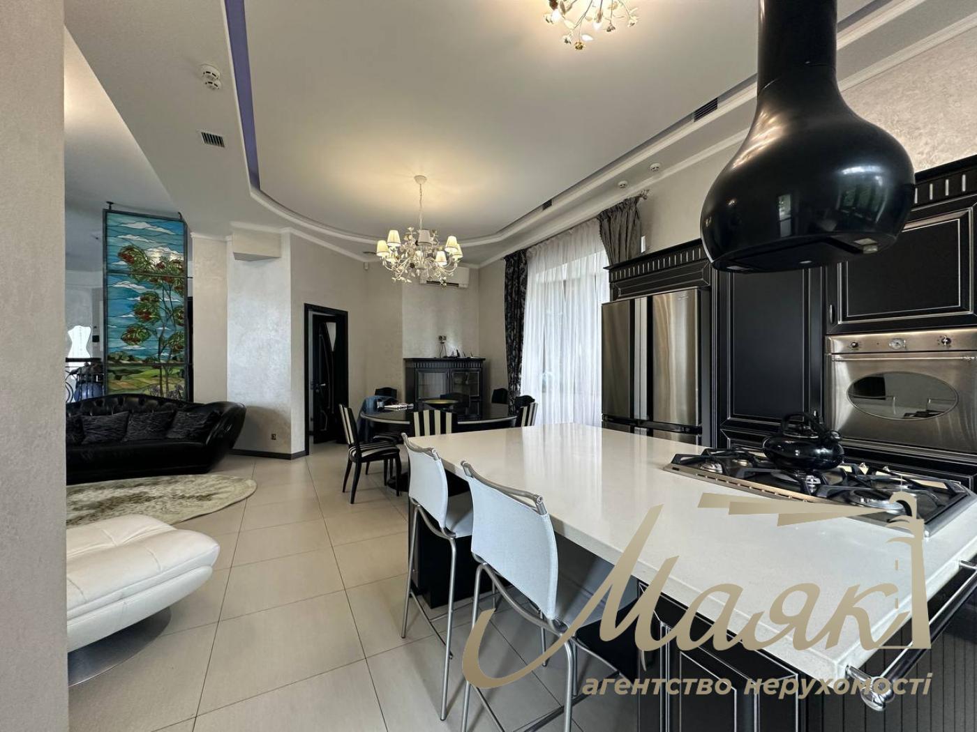 Продаж резиденції з двох будинків на 60 сотках землі на Хуторі Мриги, Голосіївський район.