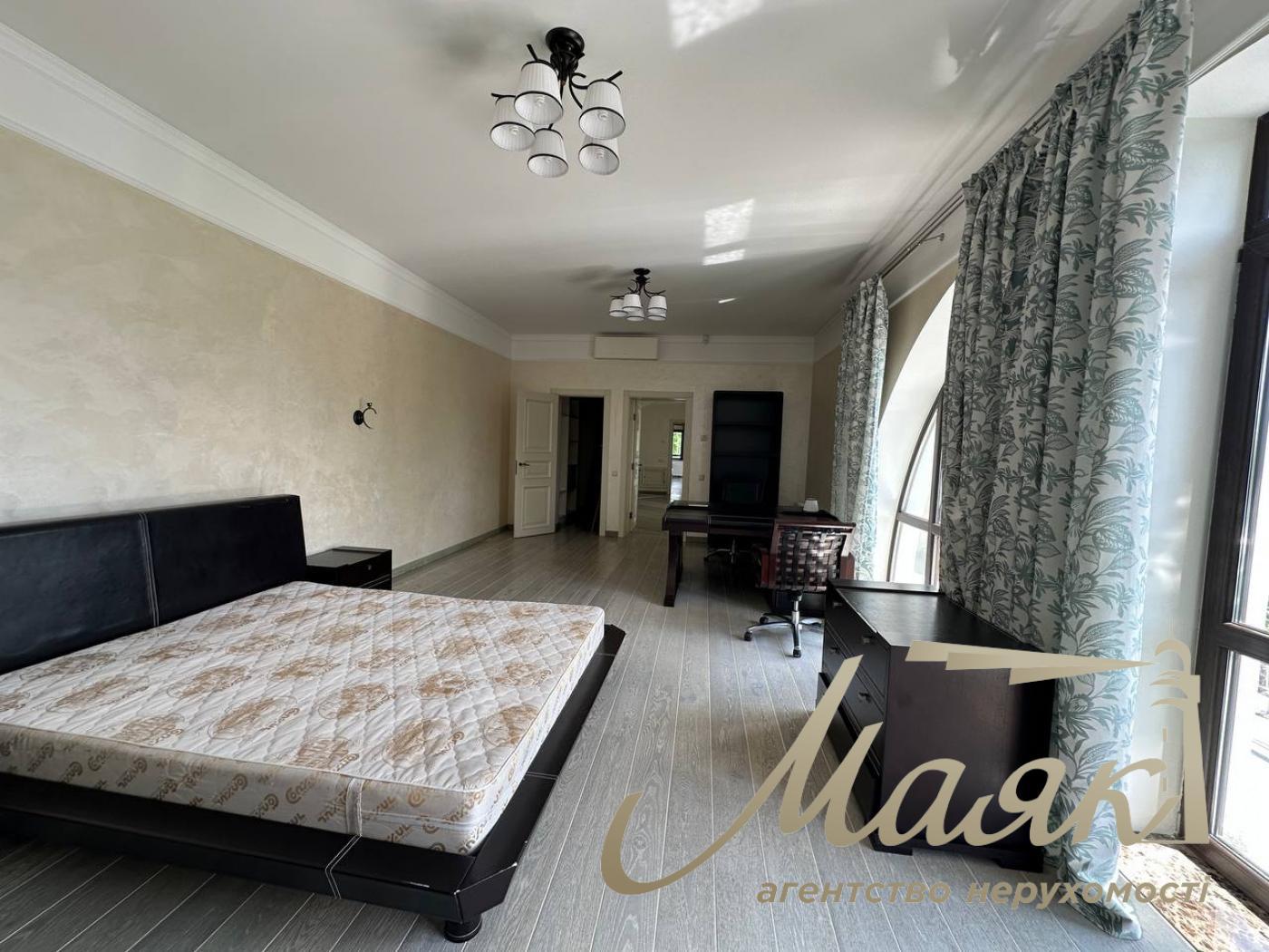 Продаж резиденції з двох будинків на 60 сотках землі на Хуторі Мриги, Голосіївський район.