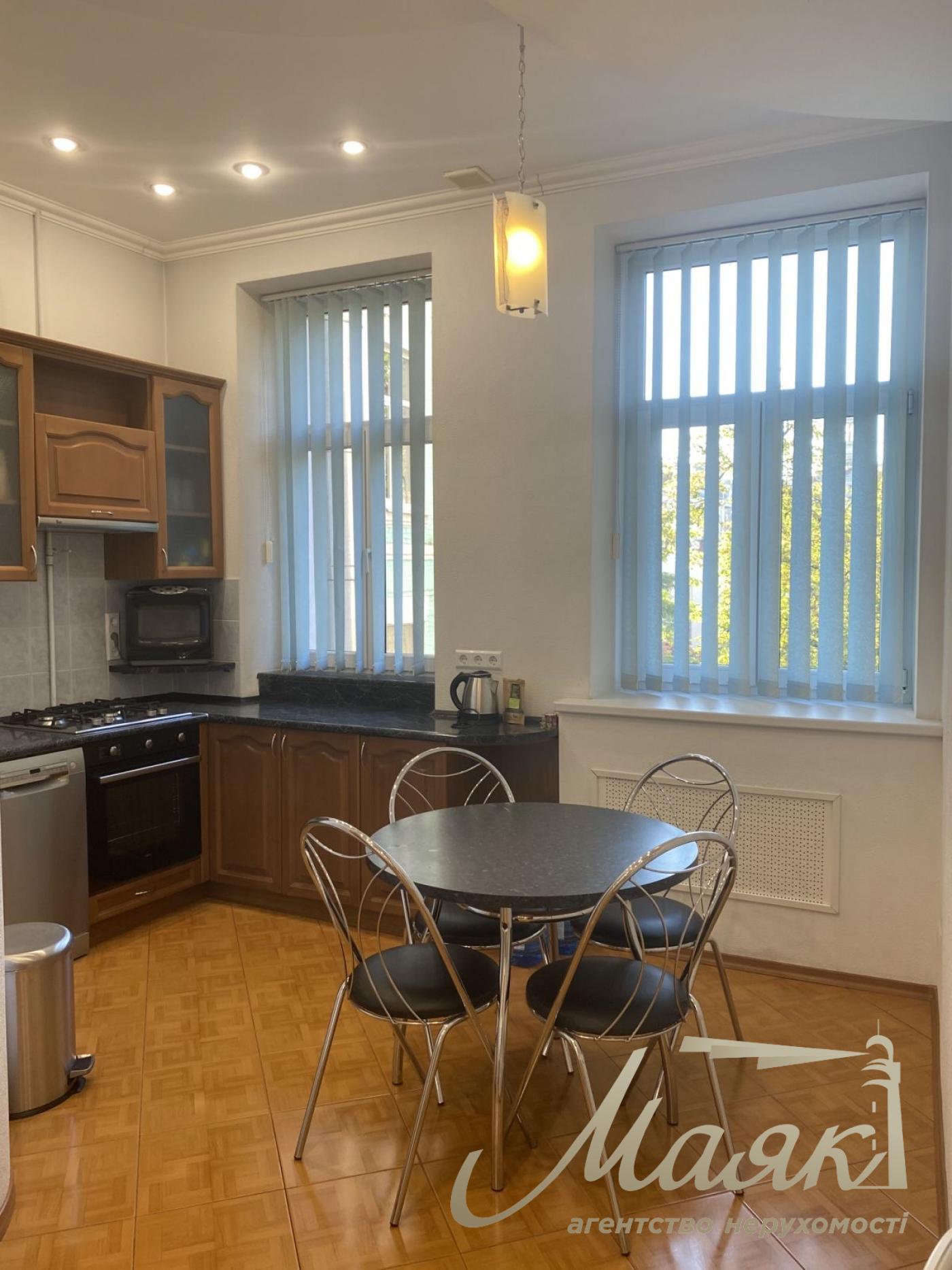 Аренда 3к. квартиры, ул. Антоновича (Горького), 4/6, Центр