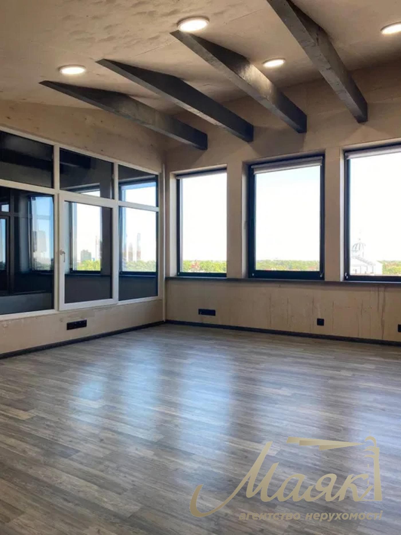 Оренда окремої будівлі площею 750 м² під офіс поруч із станцією метро «Осокорки», Дарницький район