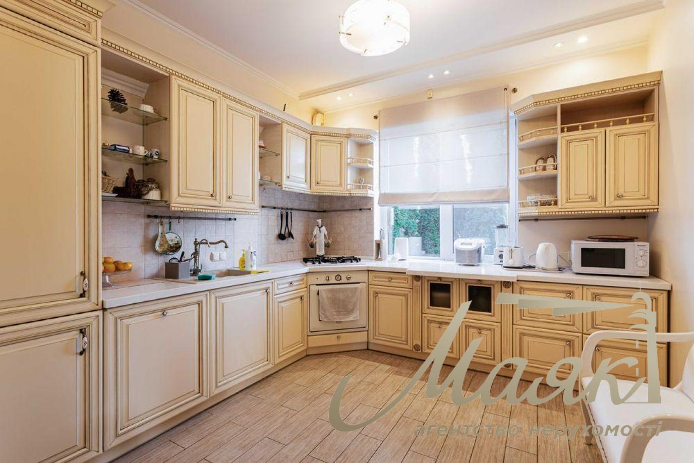 Продажа просторного дома 330м2 с бассейном, 12 соток, рядом озеро и лес в с. Романков.