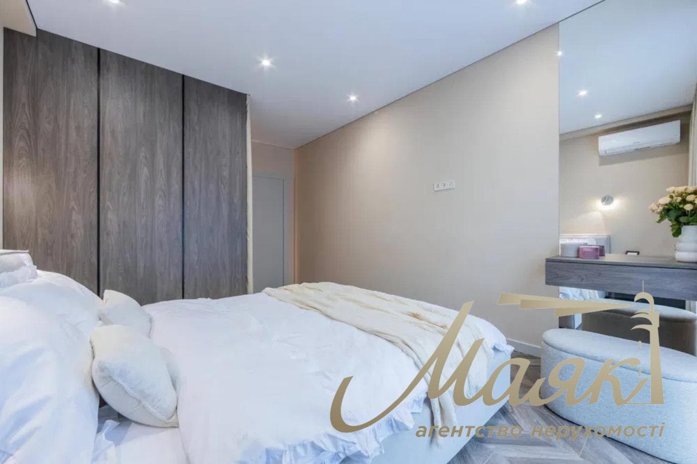 For sale 3-bedroom apartment in LCD "New England", Maksimovicha str.