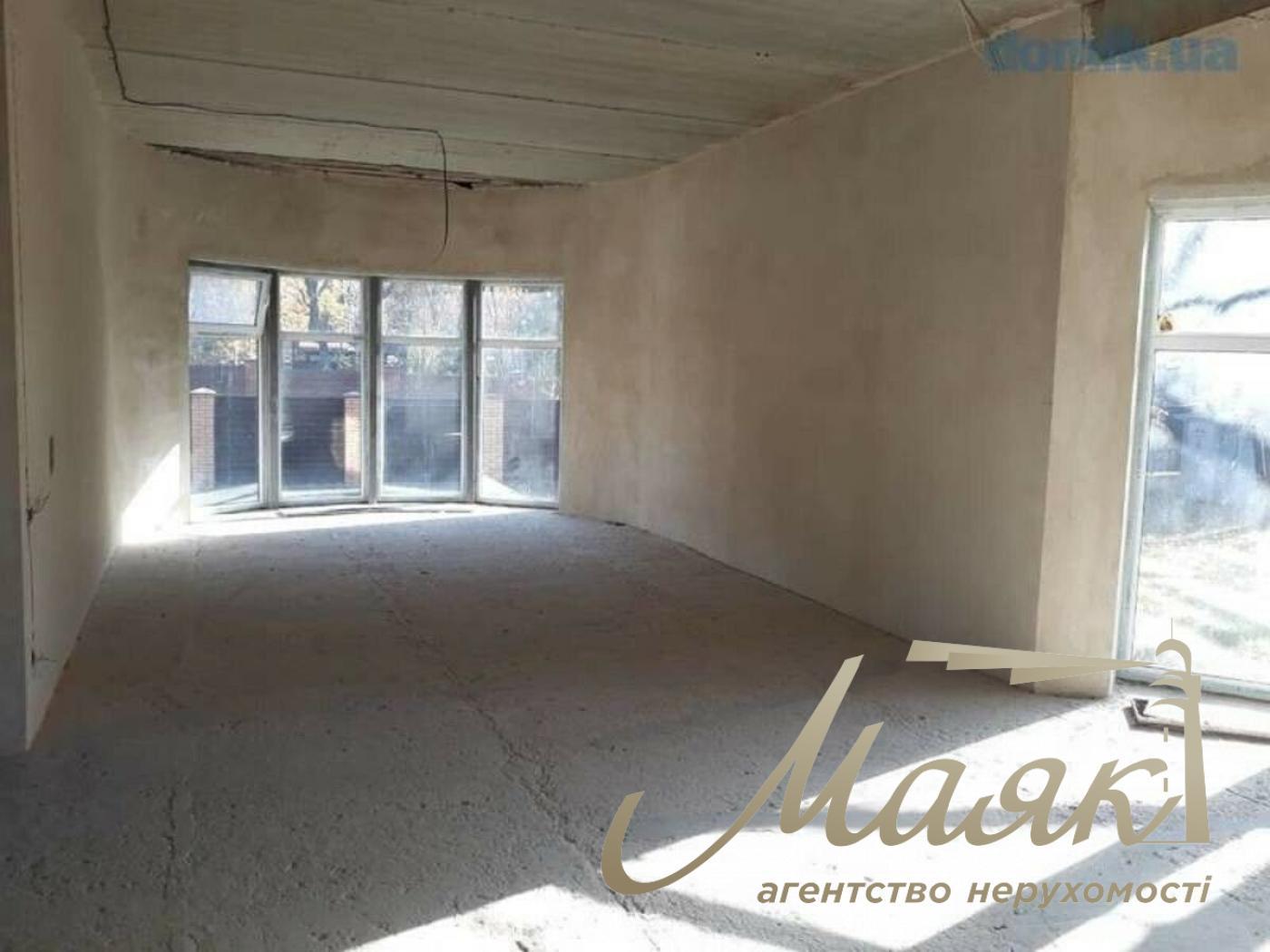 Продаж будинку 356м2 у Романкові з ділянкою 21 сотка