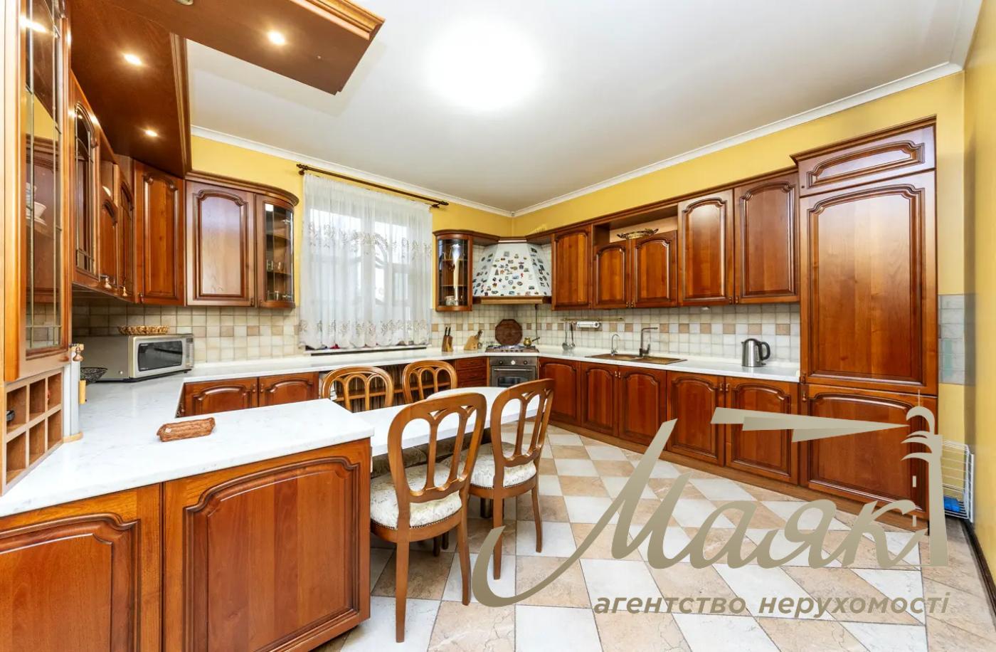 Продажа элитного дома 631м2 в Киеве, Голосеевский р-н, с.Вита-Литовская, пров. Залужный