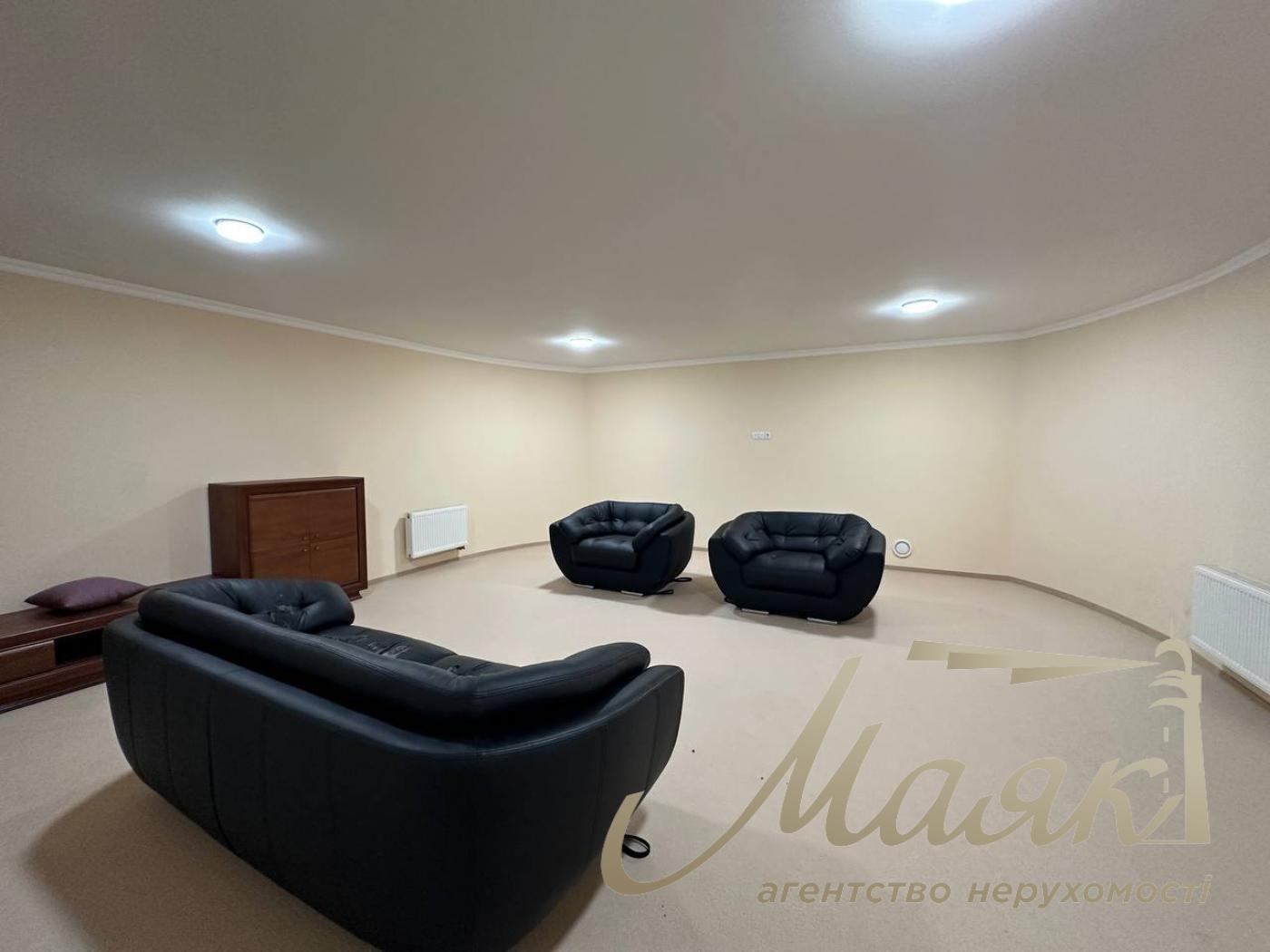 Оренда резиденції з двох будинків на 60 сотках землі в Хуторі Мриги, Голосіївський район, Київ.